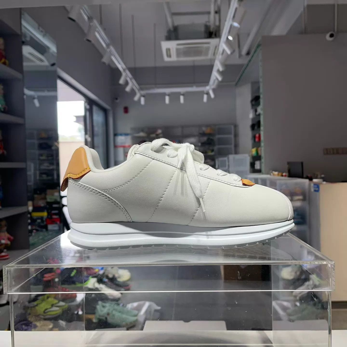 Louis Vuitton Beige Low-Top Sneakers Size 8 Size US 8 / EU 41 - 5 Thumbnail