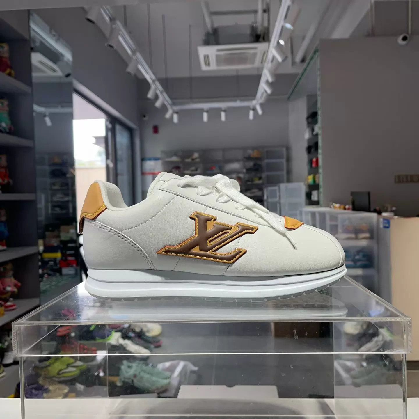Louis Vuitton Beige Low-Top Sneakers Size 8 Size US 8 / EU 41 - 3 Thumbnail
