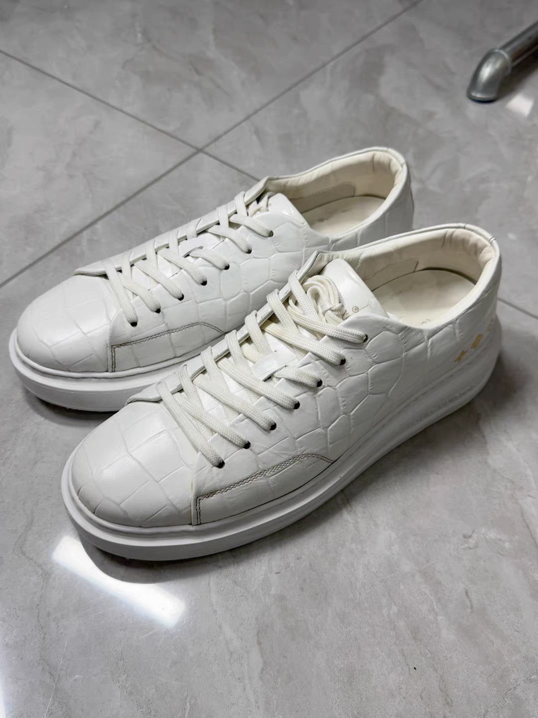 Louis Vuitton White Low-Top Sneakers Size 7 Size US 7 / EU 40 - 2 Thumbnail
