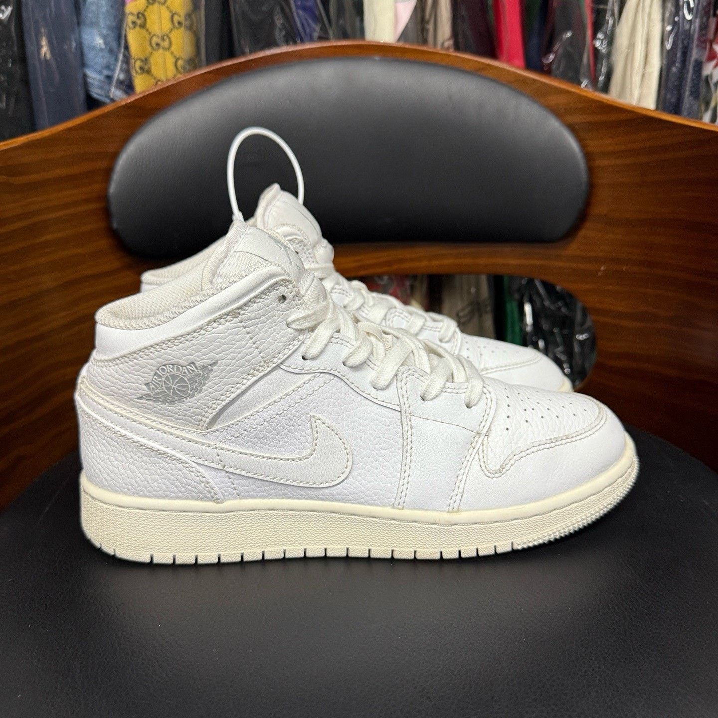 Nike Nike AJ1 White Lowtop Sneakers 38 Men Size US 6 / EU 39 - 4 Thumbnail