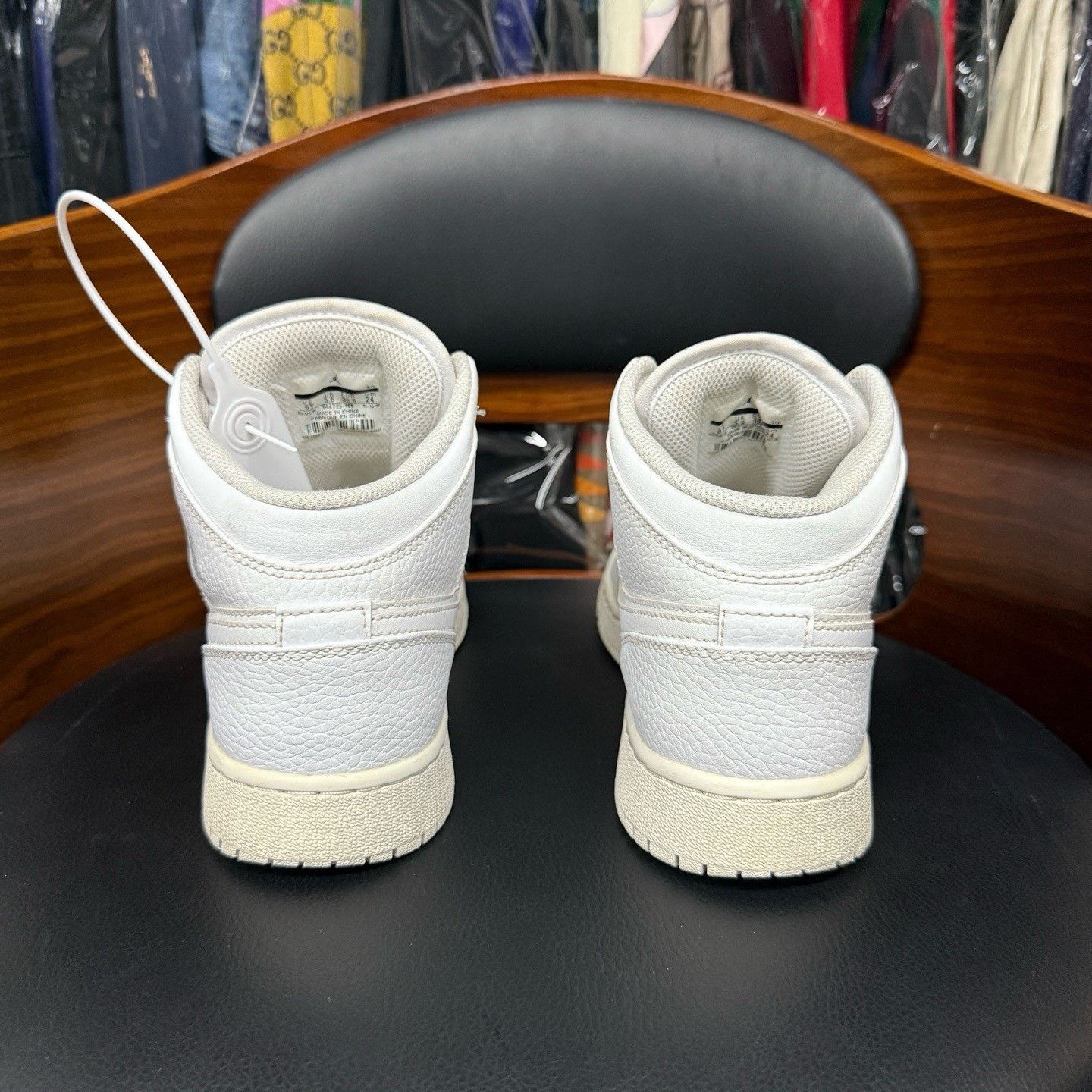 Nike Nike AJ1 White Lowtop Sneakers 38 Men Size US 6 / EU 39 - 3 Thumbnail
