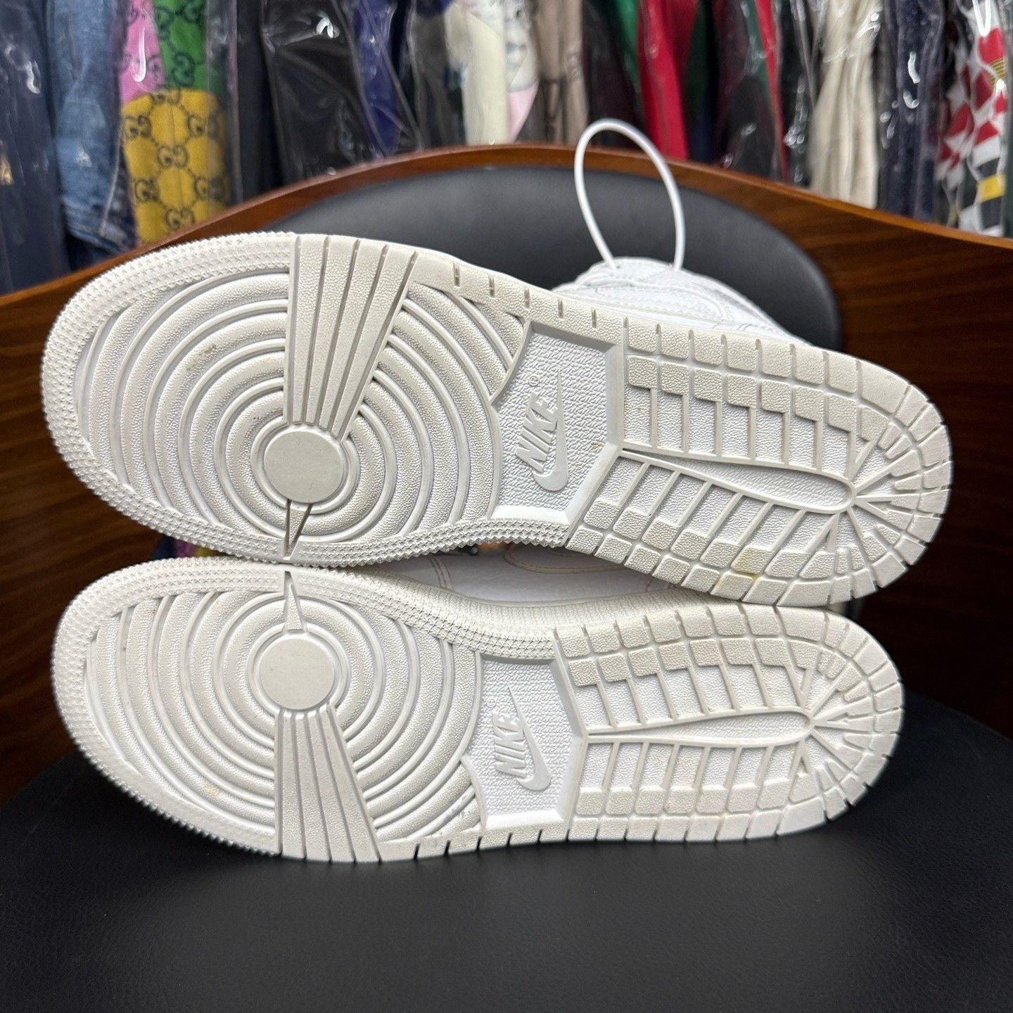 Nike Nike AJ1 White Lowtop Sneakers 38 Men Size US 6 / EU 39 - 8 Thumbnail