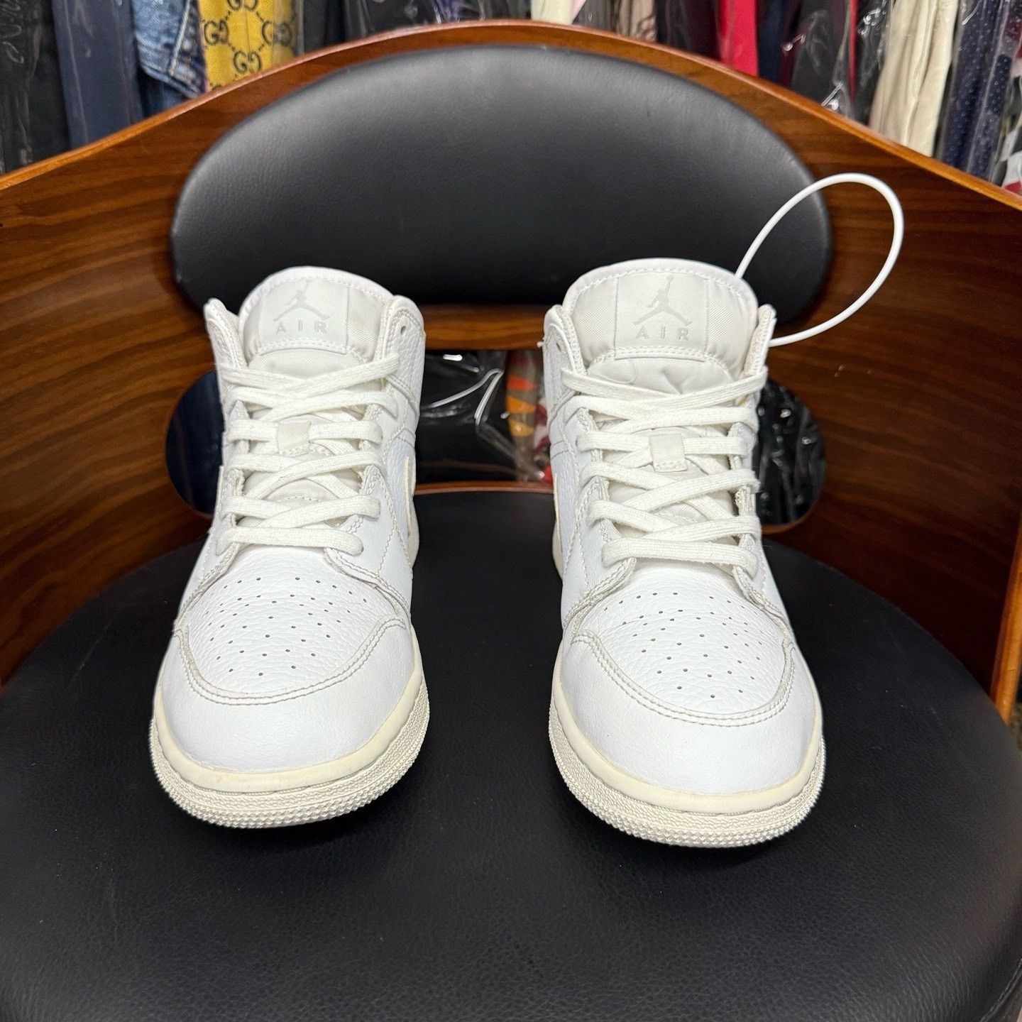 Nike Nike AJ1 White Lowtop Sneakers 38 Men Size US 6 / EU 39 - 2 Thumbnail