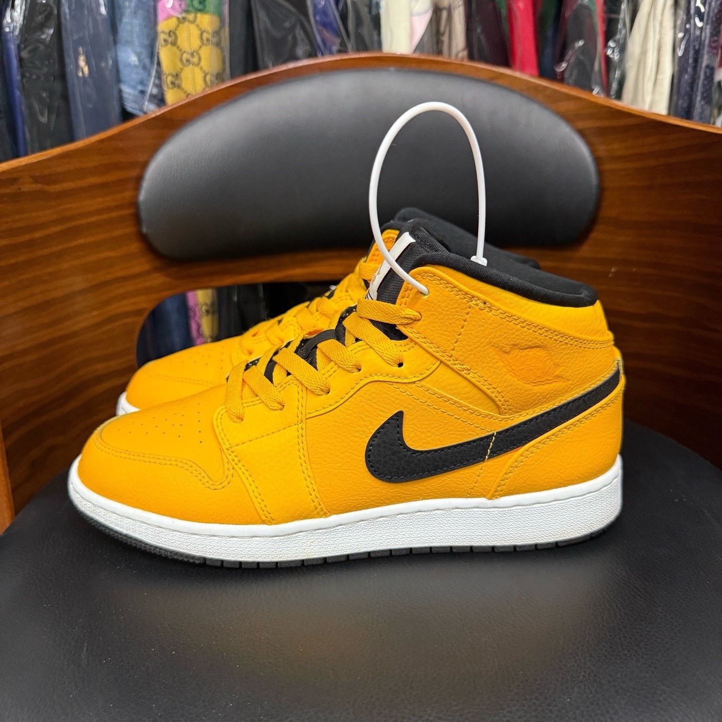 Nike Nike AJ1 Yellow Lowtop Sneakers 38 Men Size US 6 / EU 39 - 6 Thumbnail