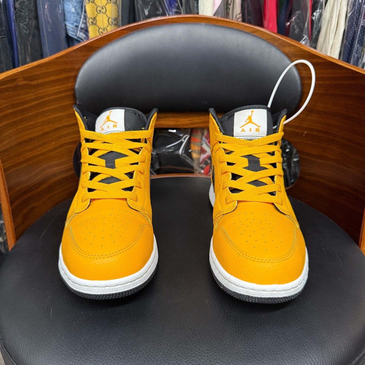 Nike Nike AJ1 Yellow Lowtop Sneakers 38 Men Size US 6 / EU 39 - 2 Thumbnail