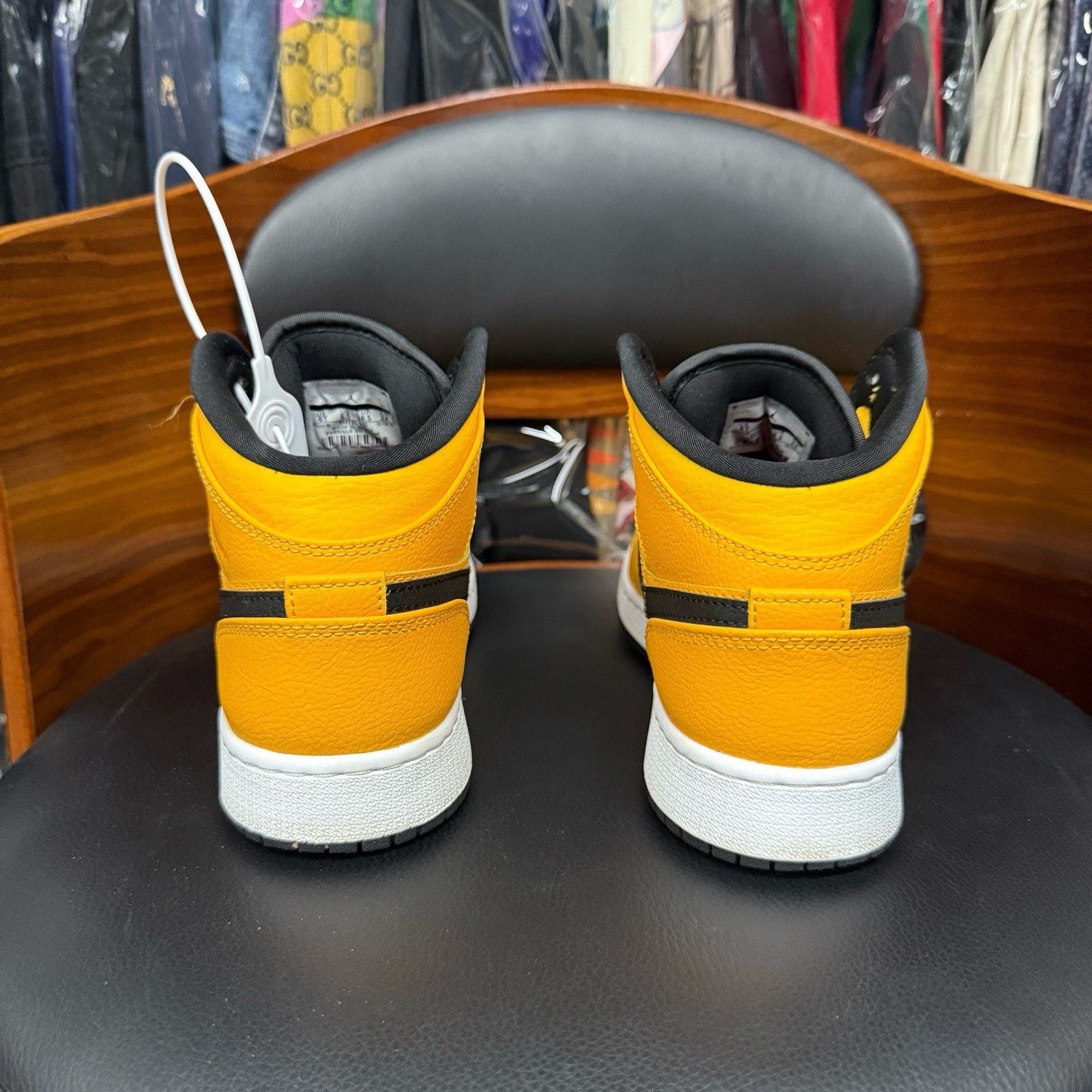 Nike Nike AJ1 Yellow Lowtop Sneakers 38 Men Size US 6 / EU 39 - 3 Thumbnail