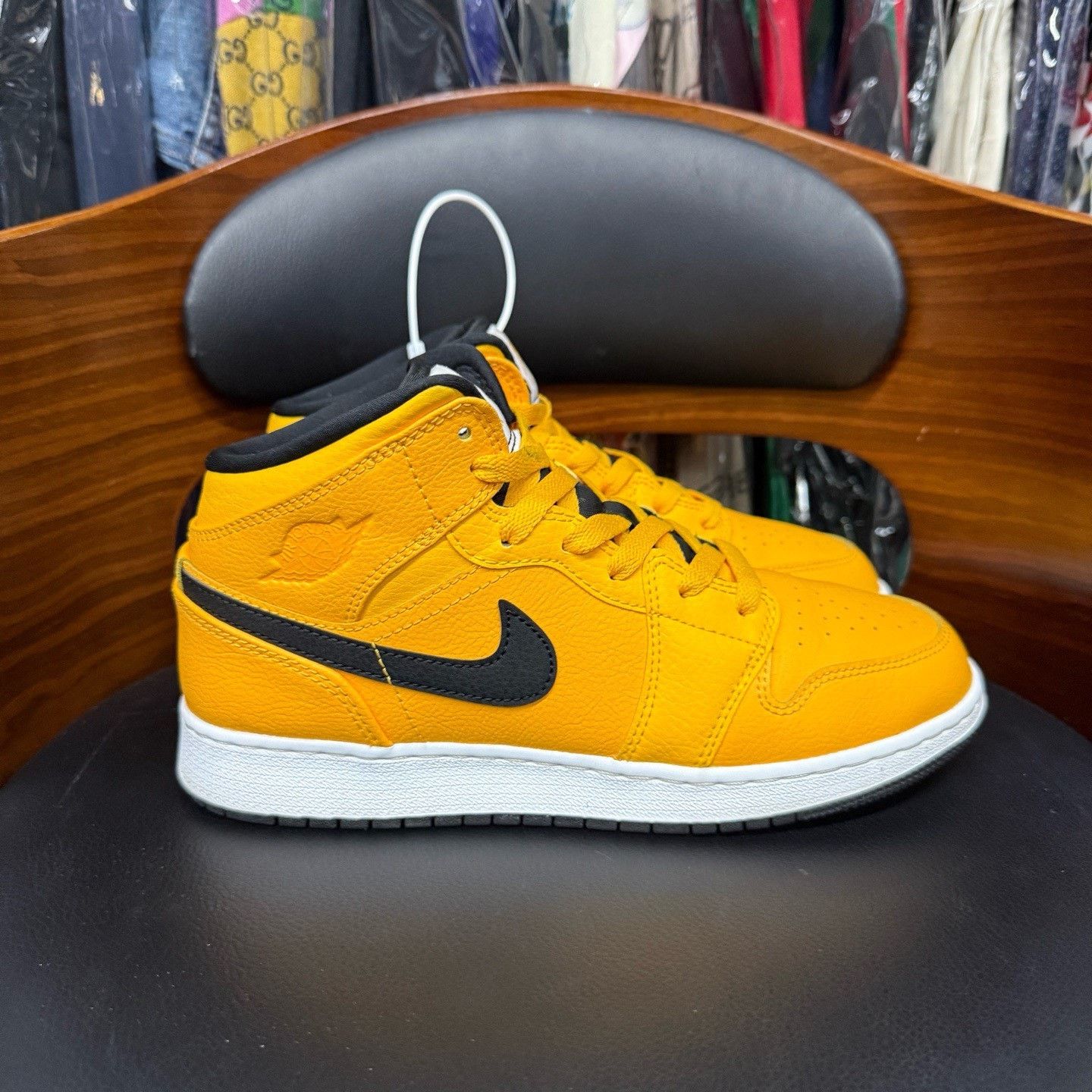 Nike Nike AJ1 Yellow Lowtop Sneakers 38 Men Size US 6 / EU 39 - 4 Thumbnail