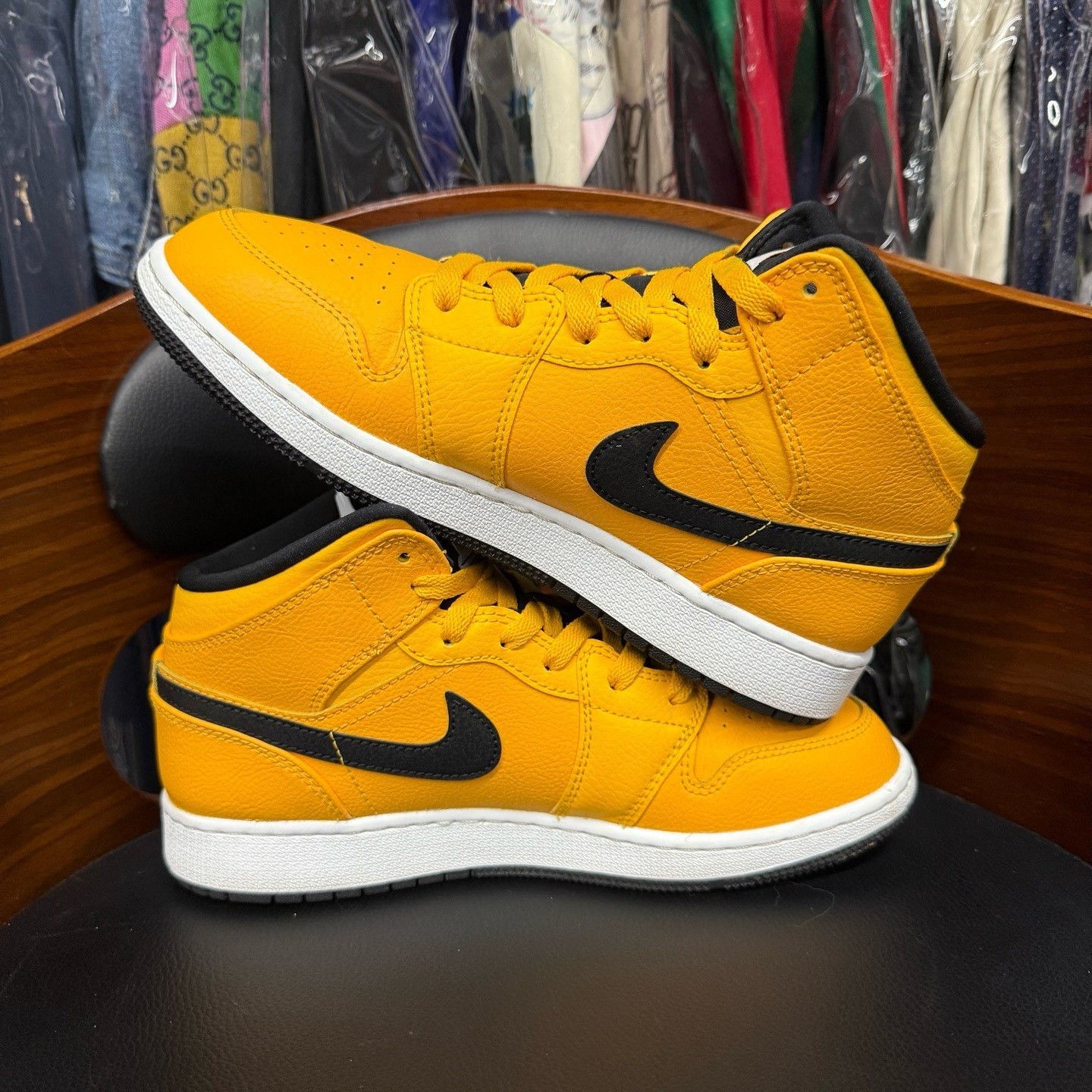 Nike Nike AJ1 Yellow Lowtop Sneakers 38 Men Size US 6 / EU 39 - 7 Thumbnail