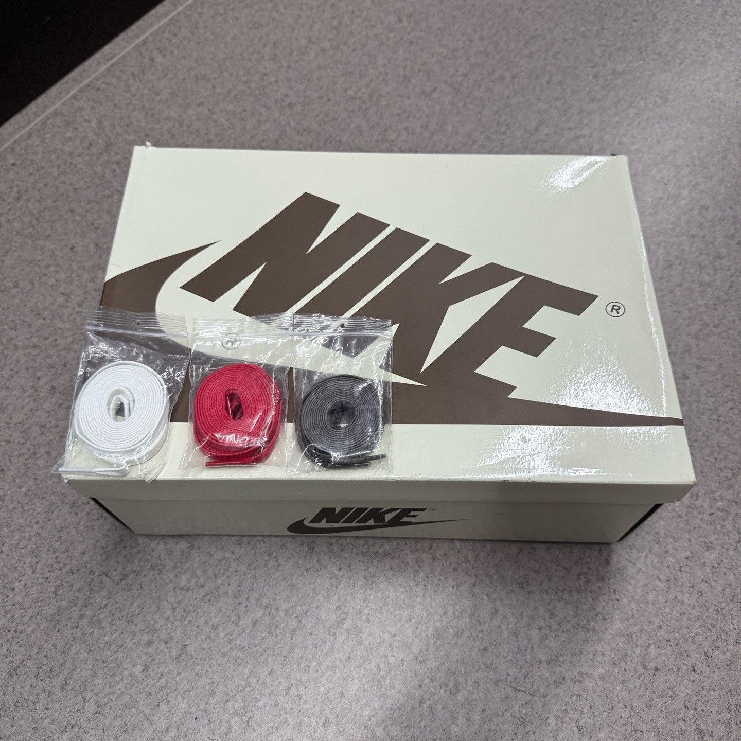 Nike Nike AJ1 White Lowtop Sneakers 44.5 Men Size US 11 / EU 44 - 9 Thumbnail