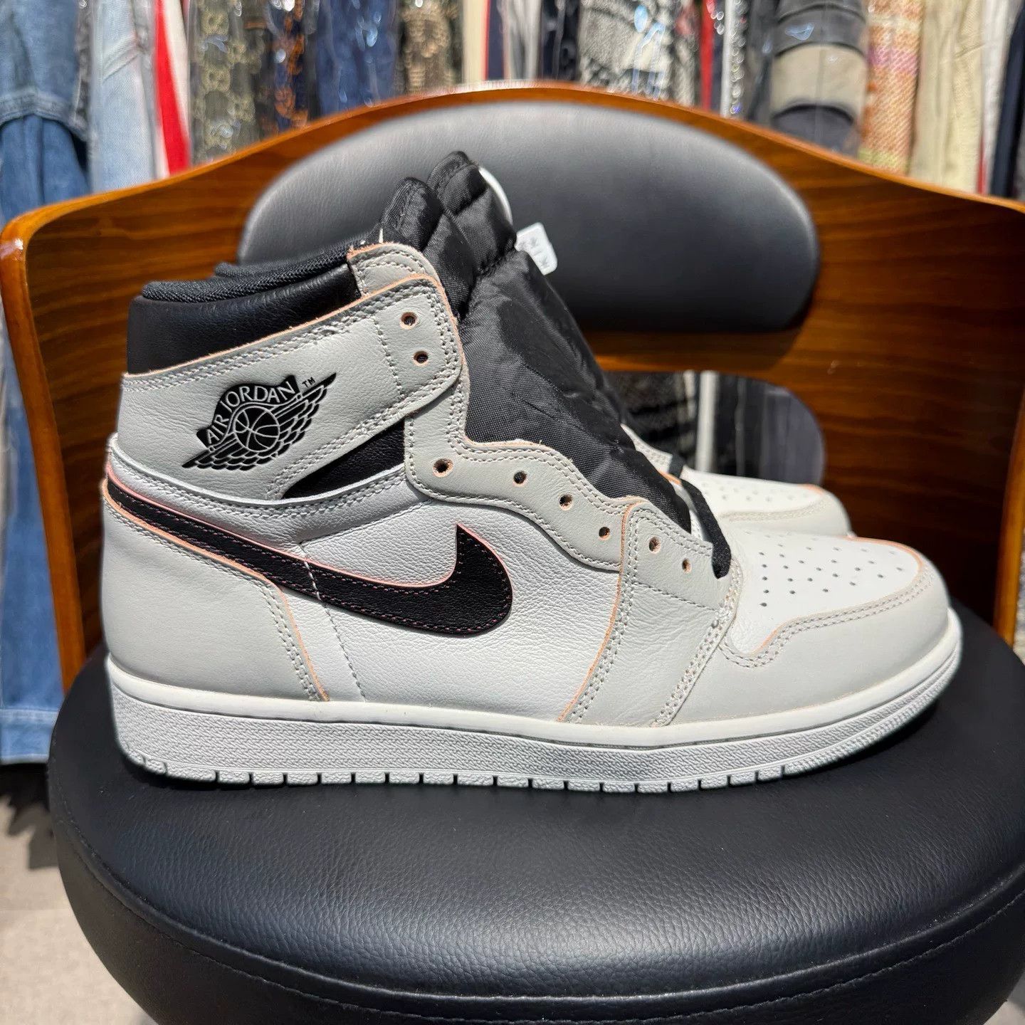 Nike Nike AJ1 White Lowtop Sneakers 43 Men Size US 10 / EU 43 - 4 Thumbnail