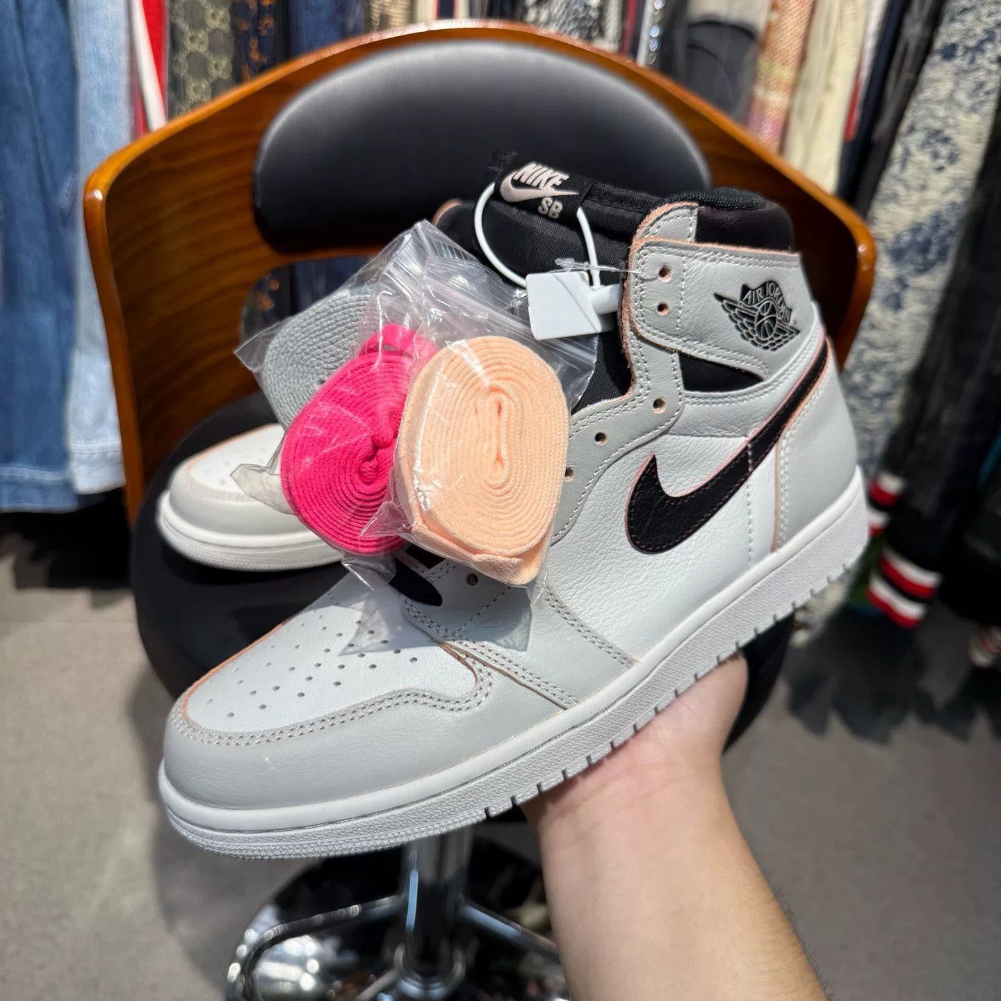 Nike Nike AJ1 White Lowtop Sneakers 43 Men Size US 10 / EU 43 - 8 Thumbnail
