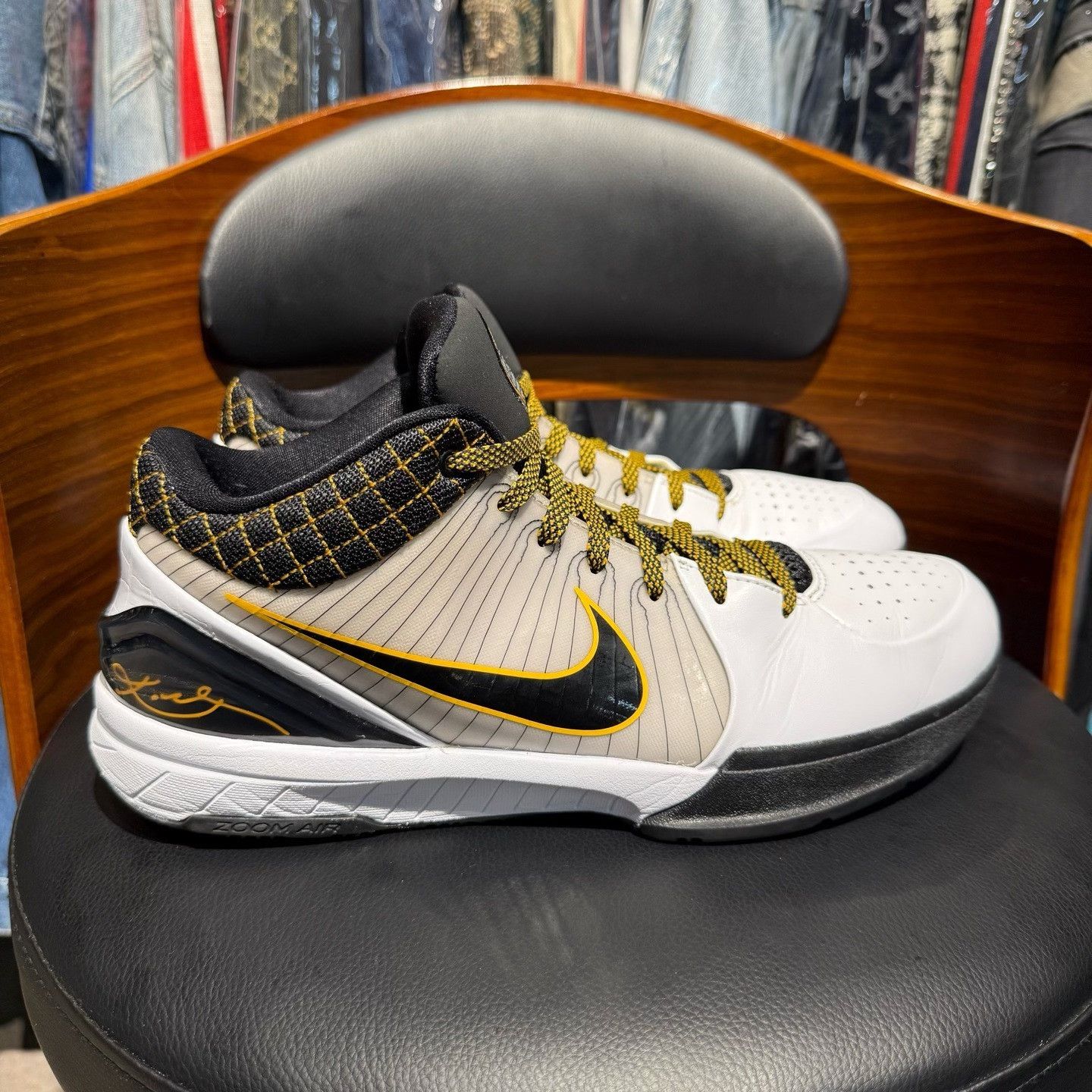 Nike Nike KOBE4 Yellow Lowtop Sneakers 44.5 Men Size US 11 / EU 44 - 4 Thumbnail