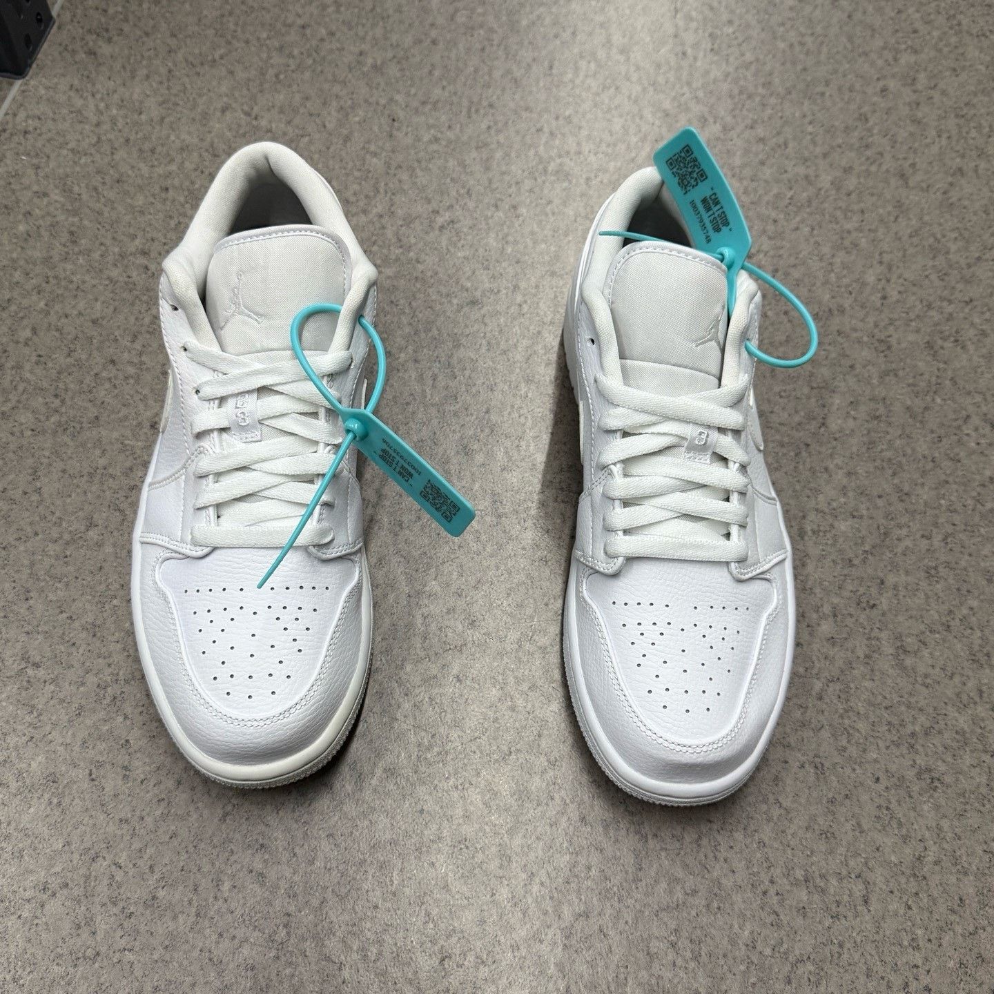 Nike Nike AJ1 White Lowtop Sneakers 42 Men Size US 9 / EU 42 - 2 Thumbnail