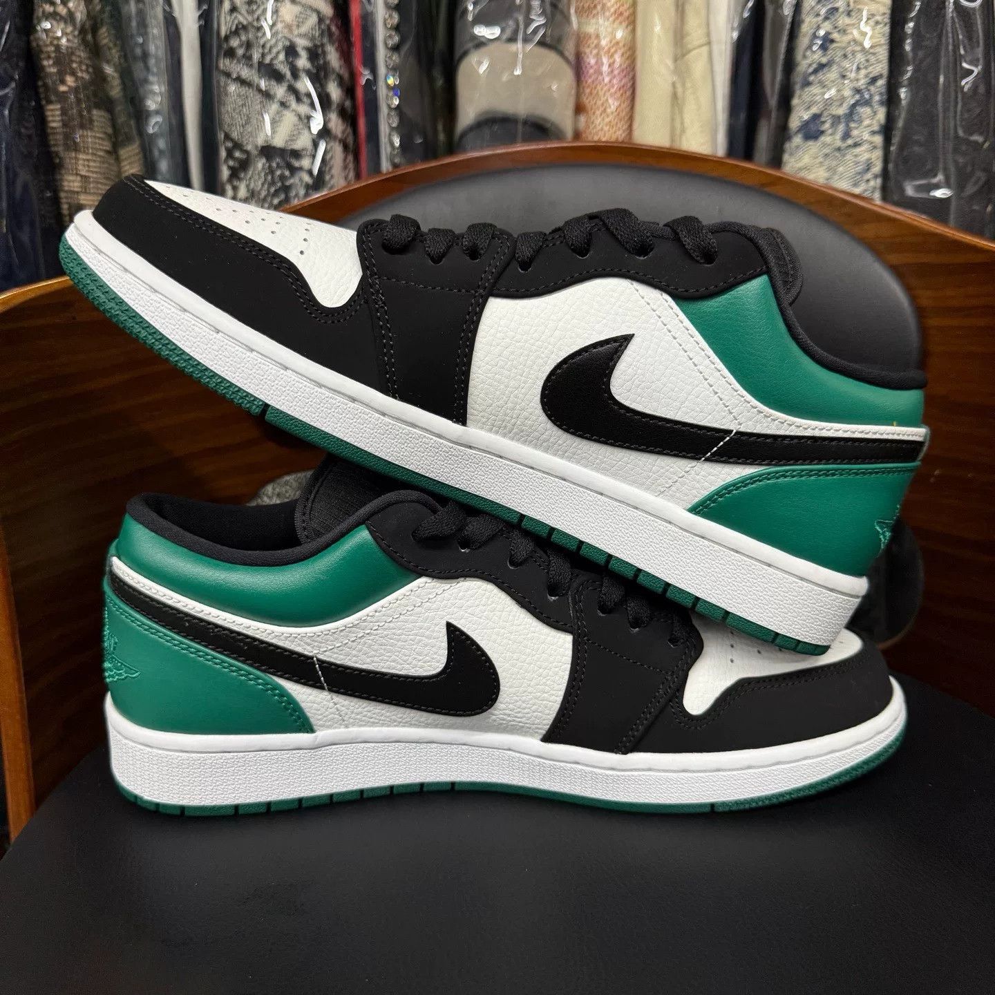 Nike Nike AJ1 Green Lowtop Sneakers 43 Men Size US 10 / EU 43 - 7 Thumbnail