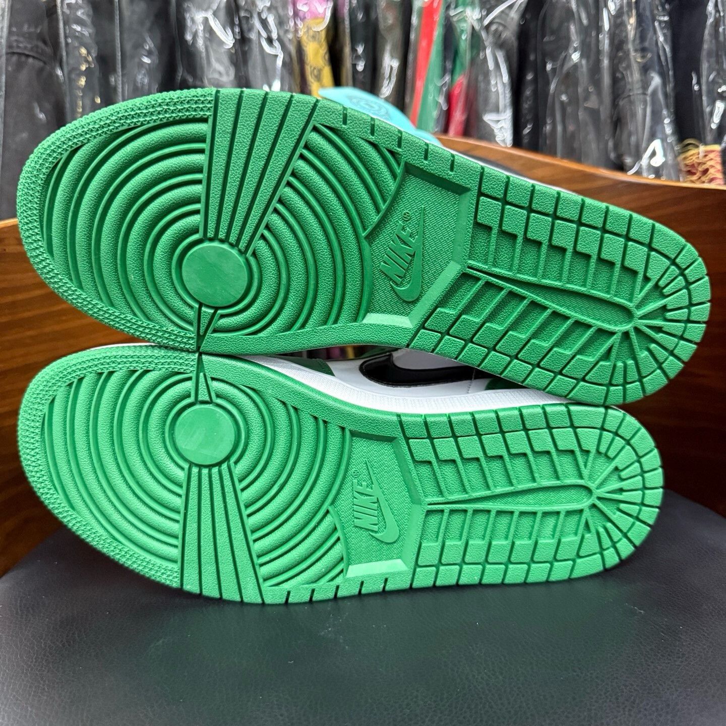 Nike Nike AJ1 Green Lowtop Sneakers 42 Men Size US 9 / EU 42 - 9 Thumbnail