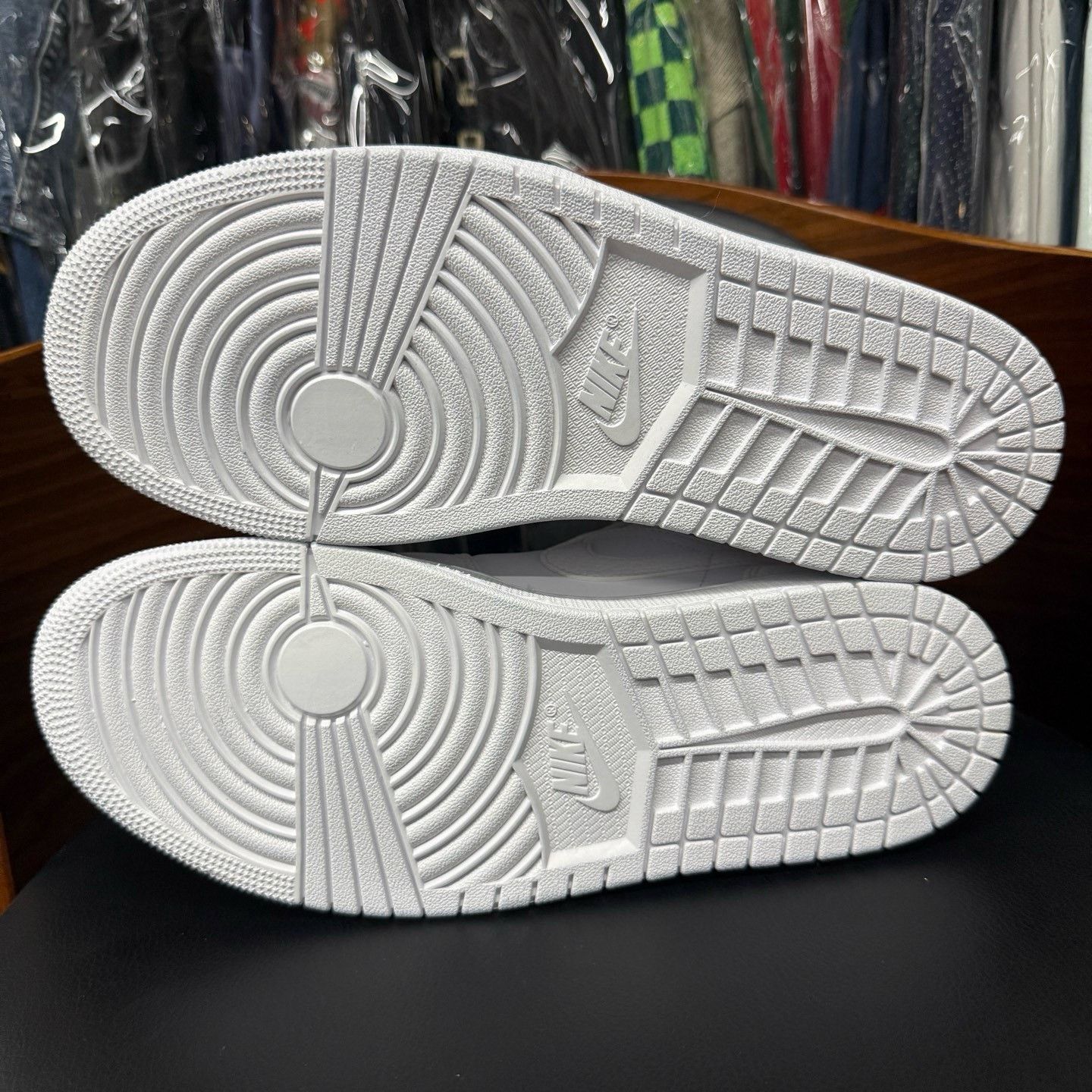 Nike Nike AJ1 White Lowtop Sneakers 43 Men Size US 10 / EU 43 - 9 Thumbnail