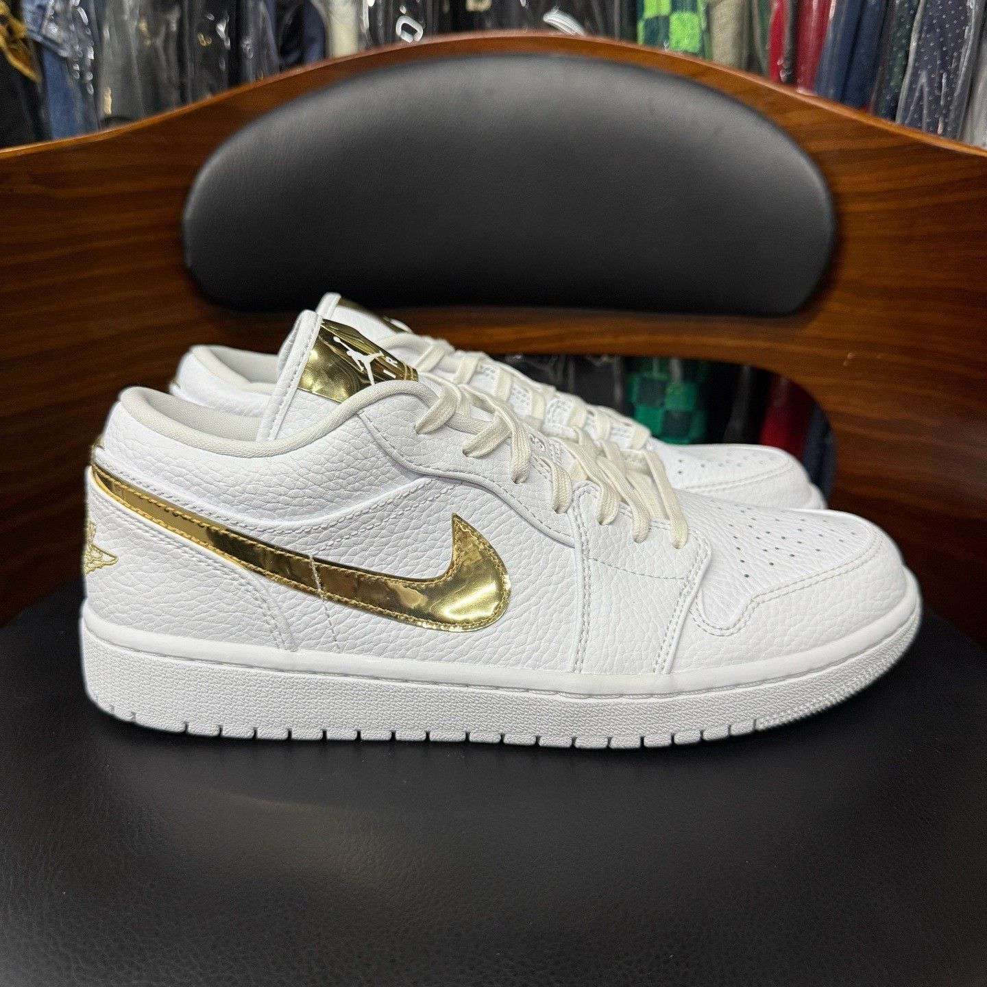 Nike Nike AJ1 White Lowtop Sneakers 42 Men Size US 9 / EU 42 - 4 Thumbnail