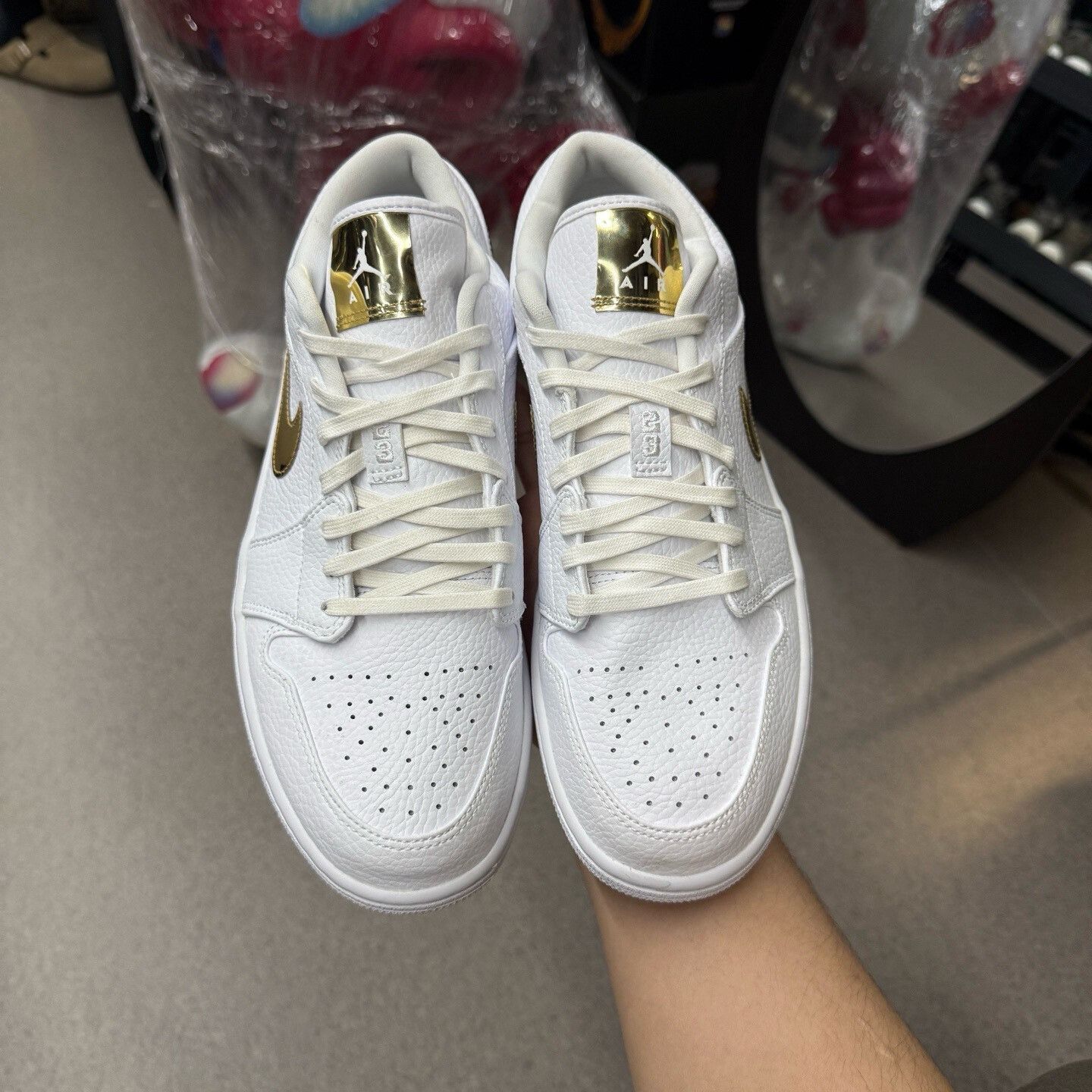 Nike Nike AJ1 White Lowtop Sneakers 42 Men Size US 9 / EU 42 - 5 Thumbnail