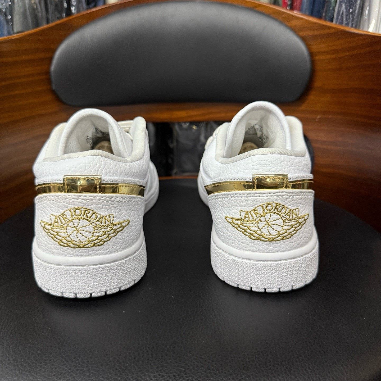 Nike Nike AJ1 White Lowtop Sneakers 42 Men Size US 9 / EU 42 - 3 Thumbnail