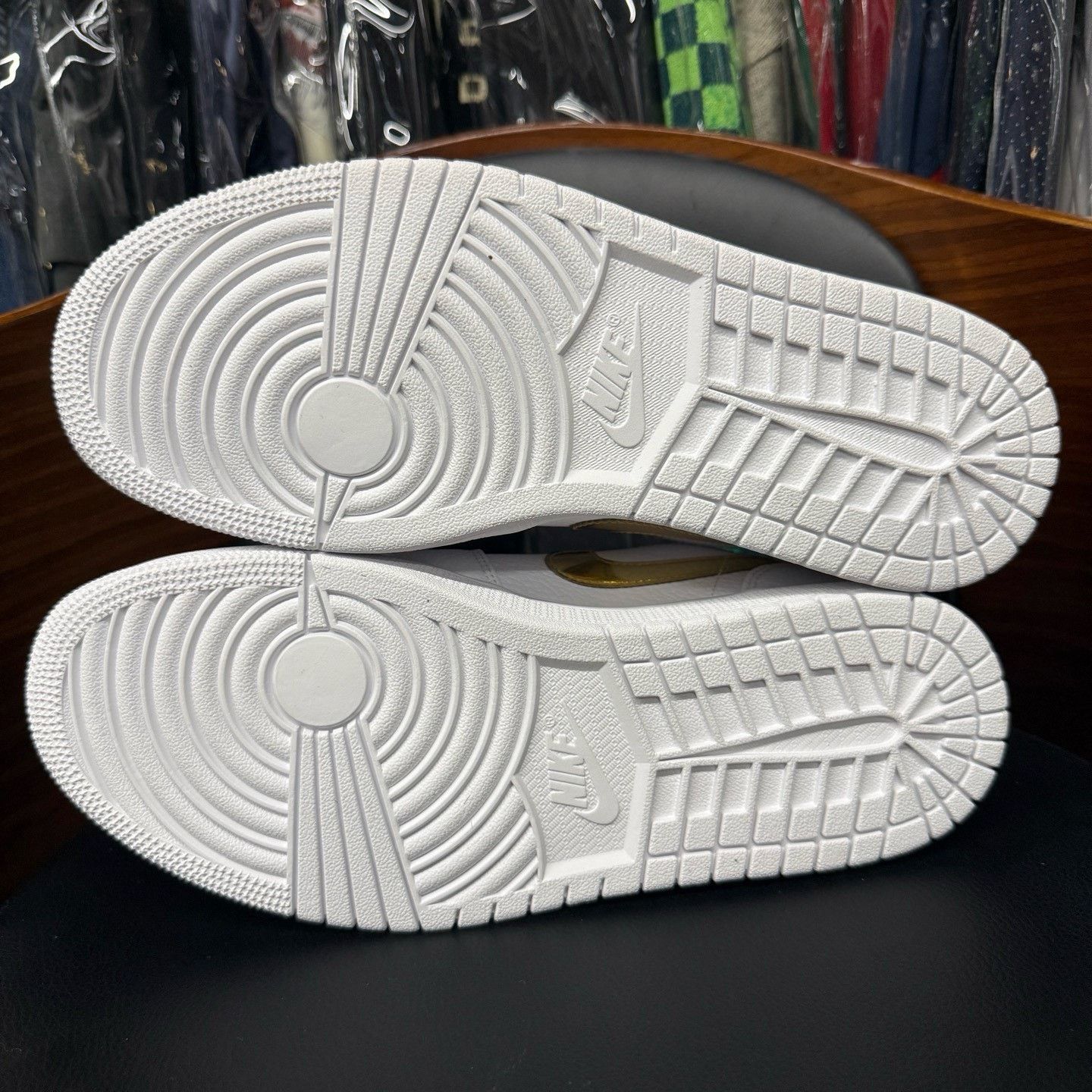 Nike Nike AJ1 White Lowtop Sneakers 42 Men Size US 9 / EU 42 - 9 Thumbnail