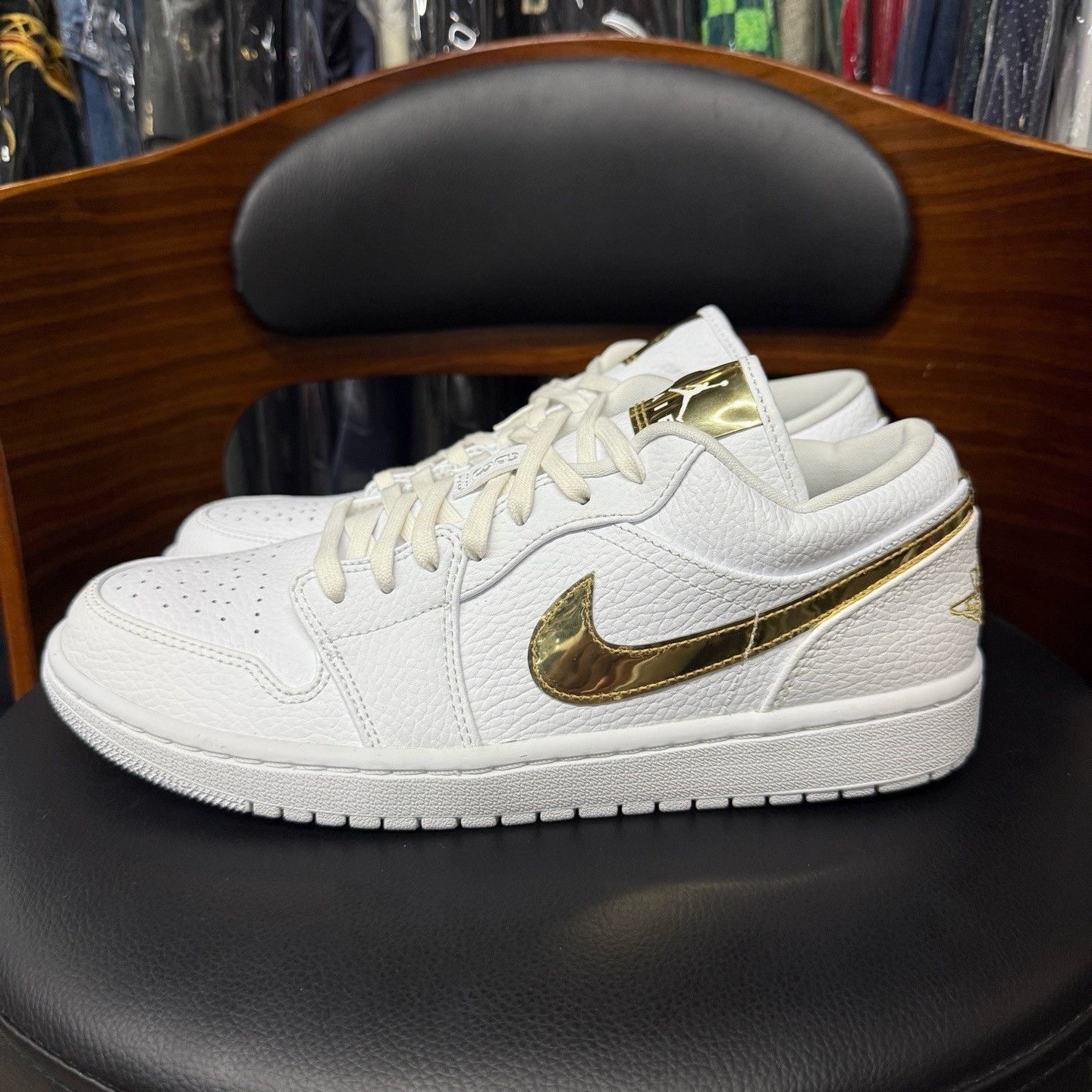 Nike Nike AJ1 White Lowtop Sneakers 42 Men Size US 9 / EU 42 - 6 Thumbnail