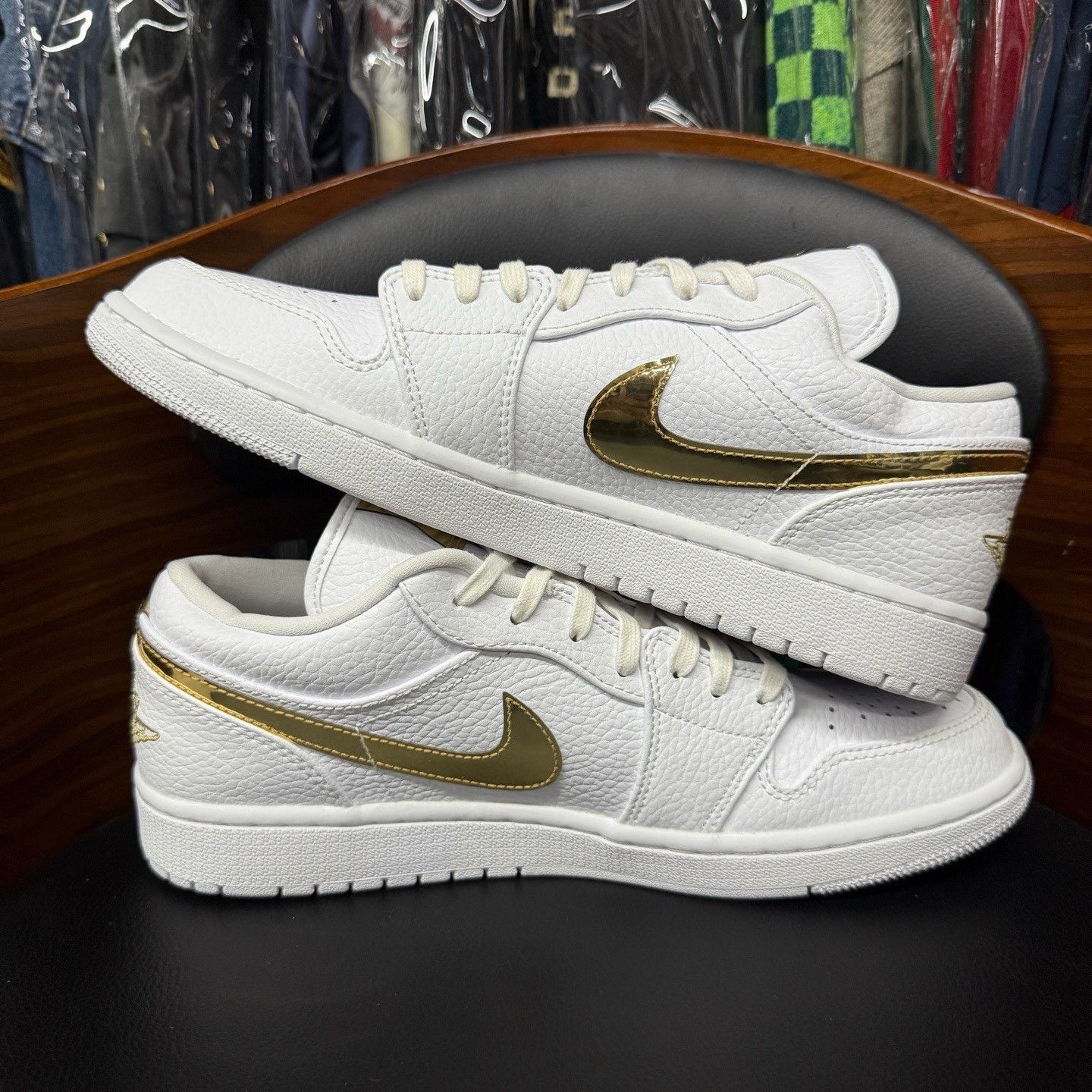 Nike Nike AJ1 White Lowtop Sneakers 42 Men Size US 9 / EU 42 - 7 Thumbnail