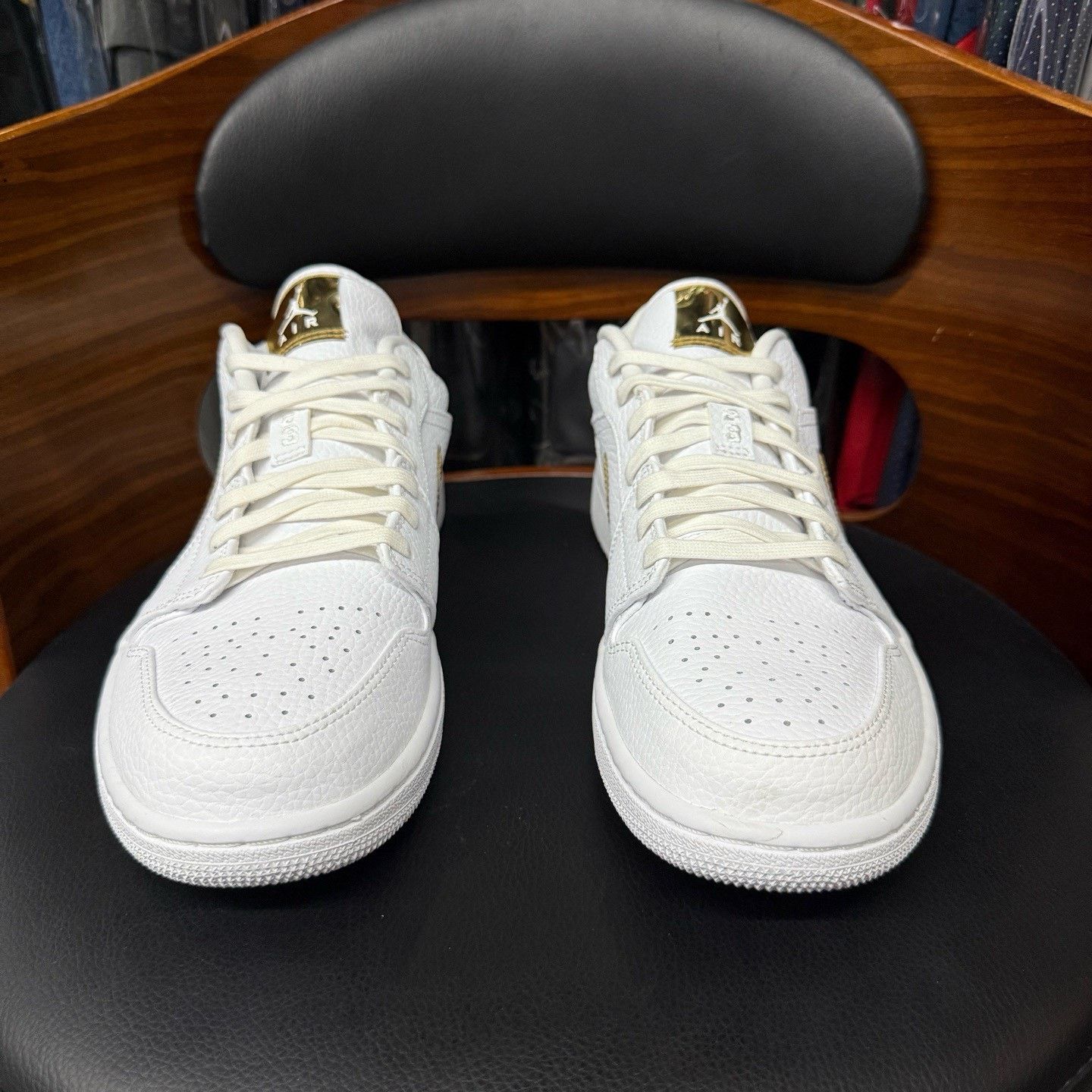 Nike Nike AJ1 White Lowtop Sneakers 42 Men Size US 9 / EU 42 - 2 Thumbnail