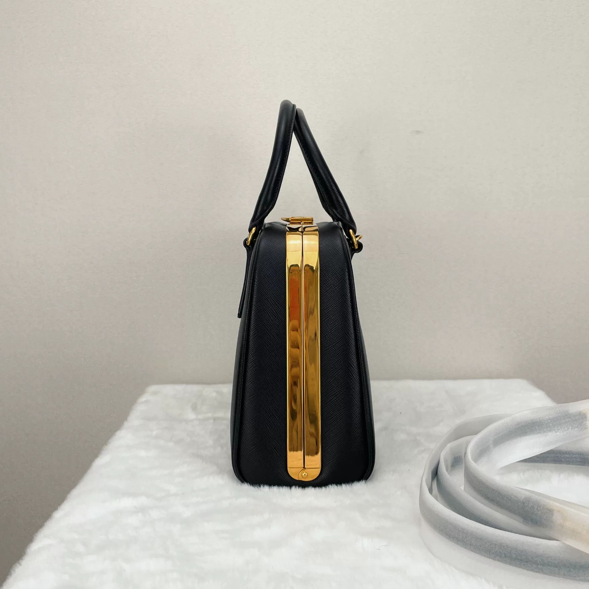Prada Pre-loved Bag Very good condition Size ONE SIZE - 4 Thumbnail