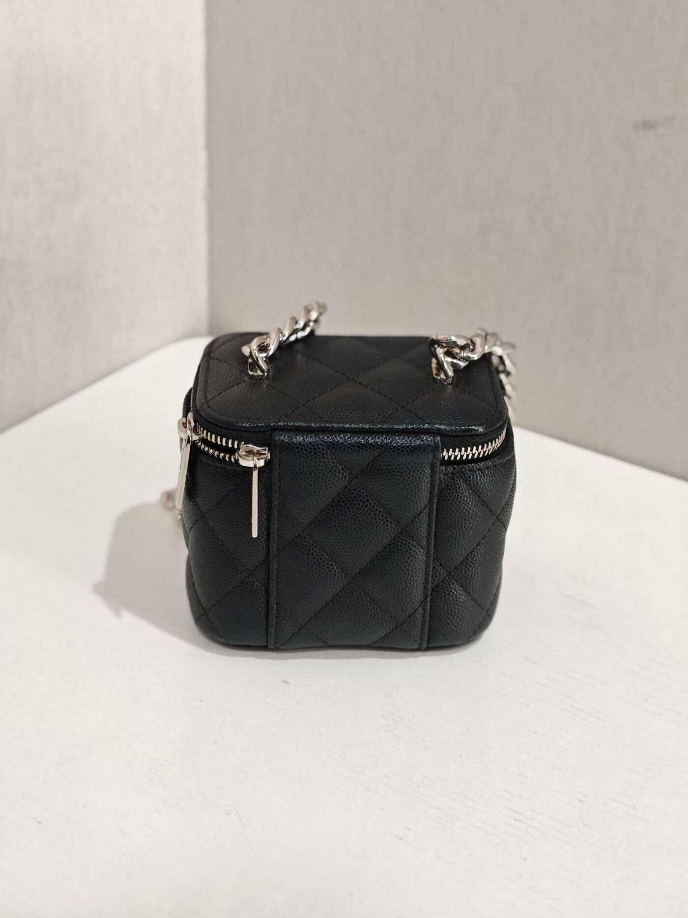 Chanel Pre-loved Bag Very good condition Size ONE SIZE - 2 Thumbnail