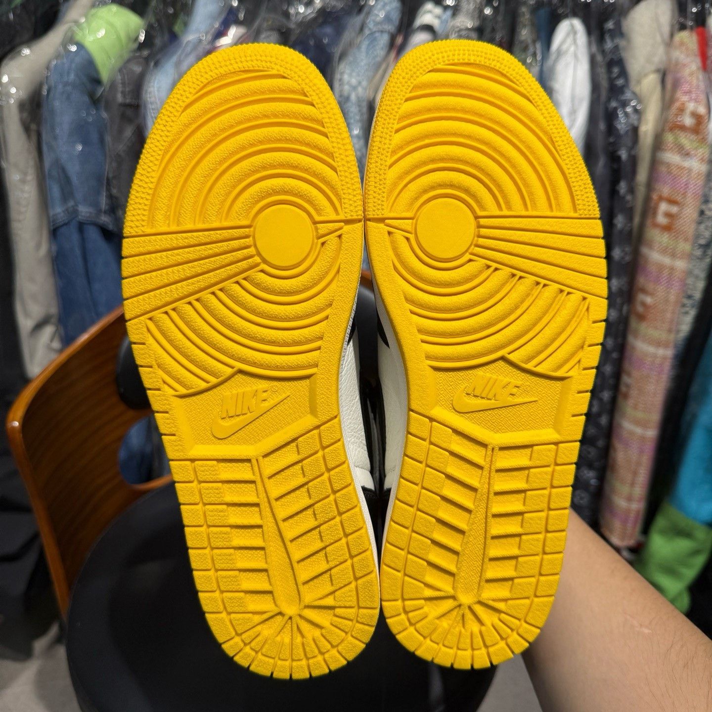 Nike Nike AJ1 Yellow Lowtop Sneakers 43 Men Size US 10 / EU 43 - 8 Thumbnail