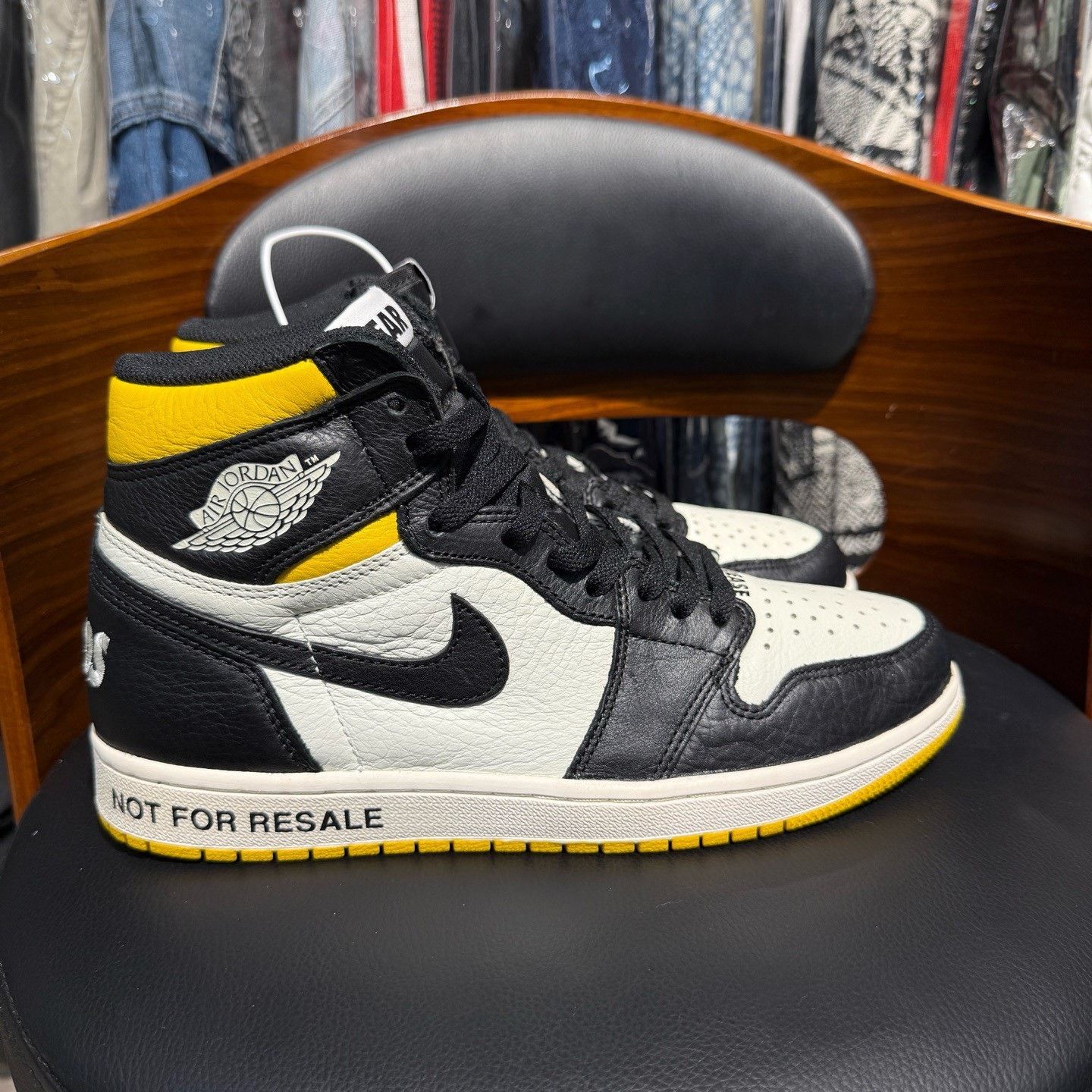 Nike Nike AJ1 Yellow Lowtop Sneakers 43 Men Size US 10 / EU 43 - 4 Thumbnail