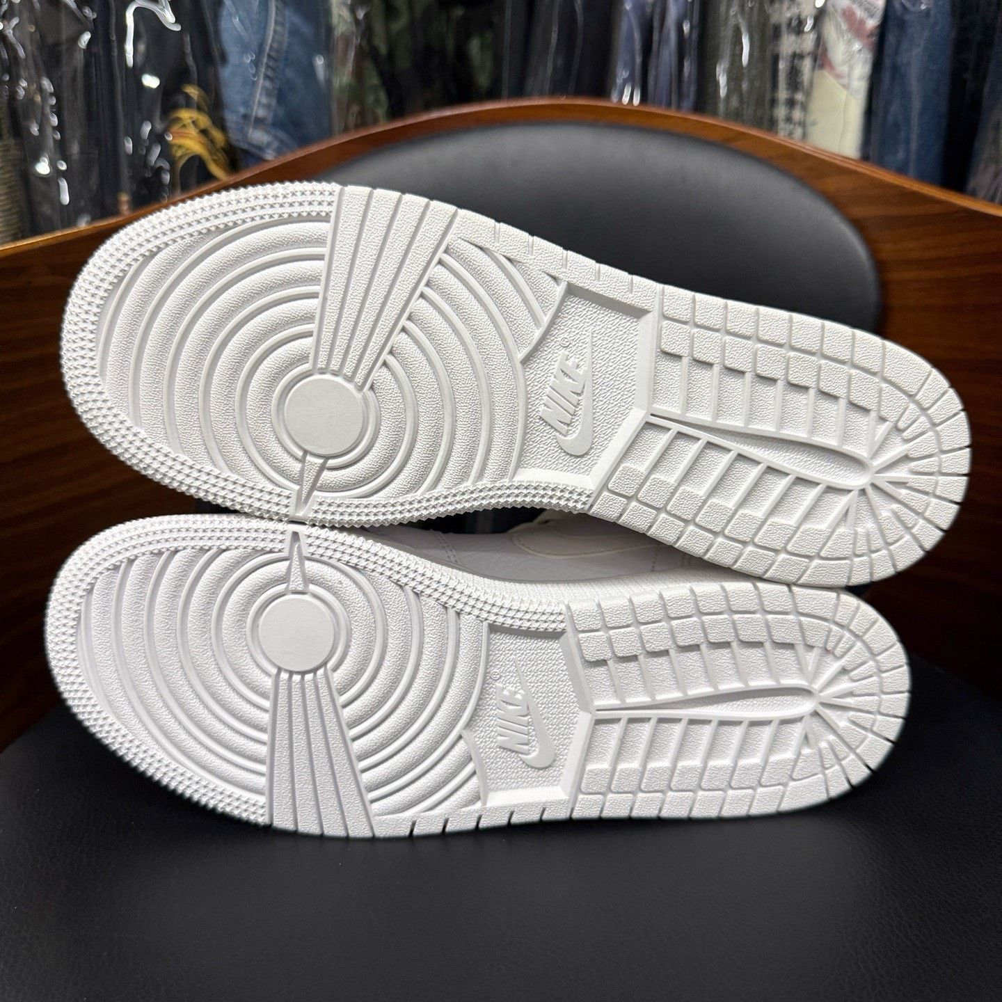 Nike Nike AJ1 White Lowtop Sneakers 39 Men Size US 6.5 / EU 39-40 - 8 Thumbnail