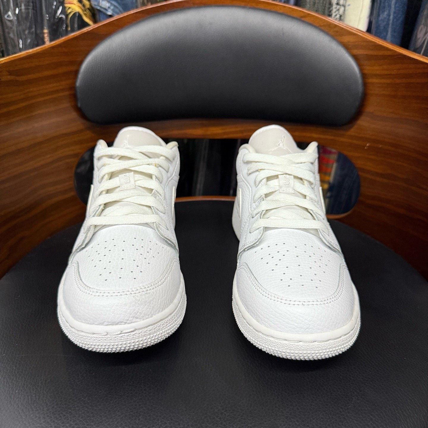 Nike Nike AJ1 White Lowtop Sneakers 39 Men Size US 6.5 / EU 39-40 - 2 Thumbnail