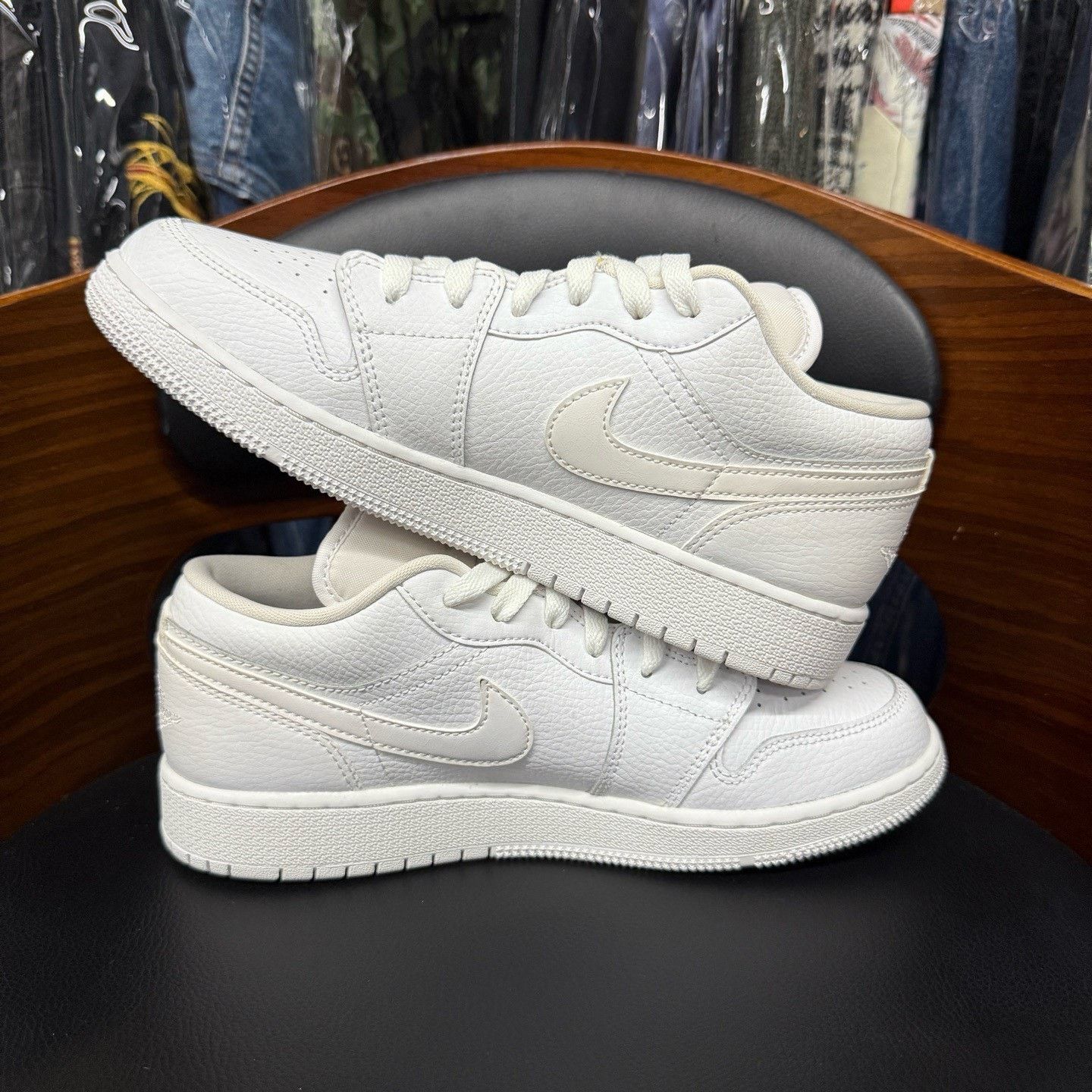 Nike Nike AJ1 White Lowtop Sneakers 39 Men Size US 6.5 / EU 39-40 - 7 Thumbnail