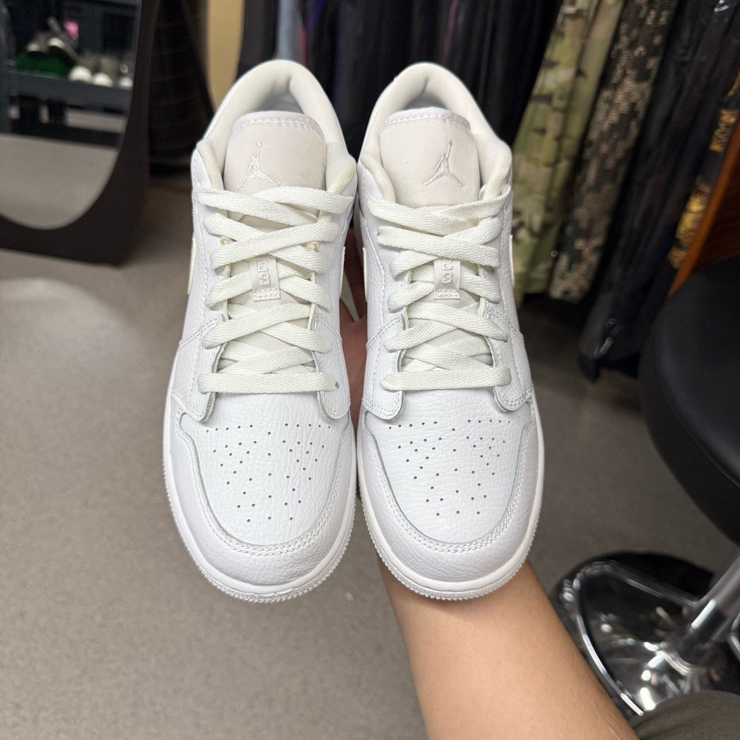 Nike Nike AJ1 White Lowtop Sneakers 39 Men Size US 6.5 / EU 39-40 - 5 Thumbnail