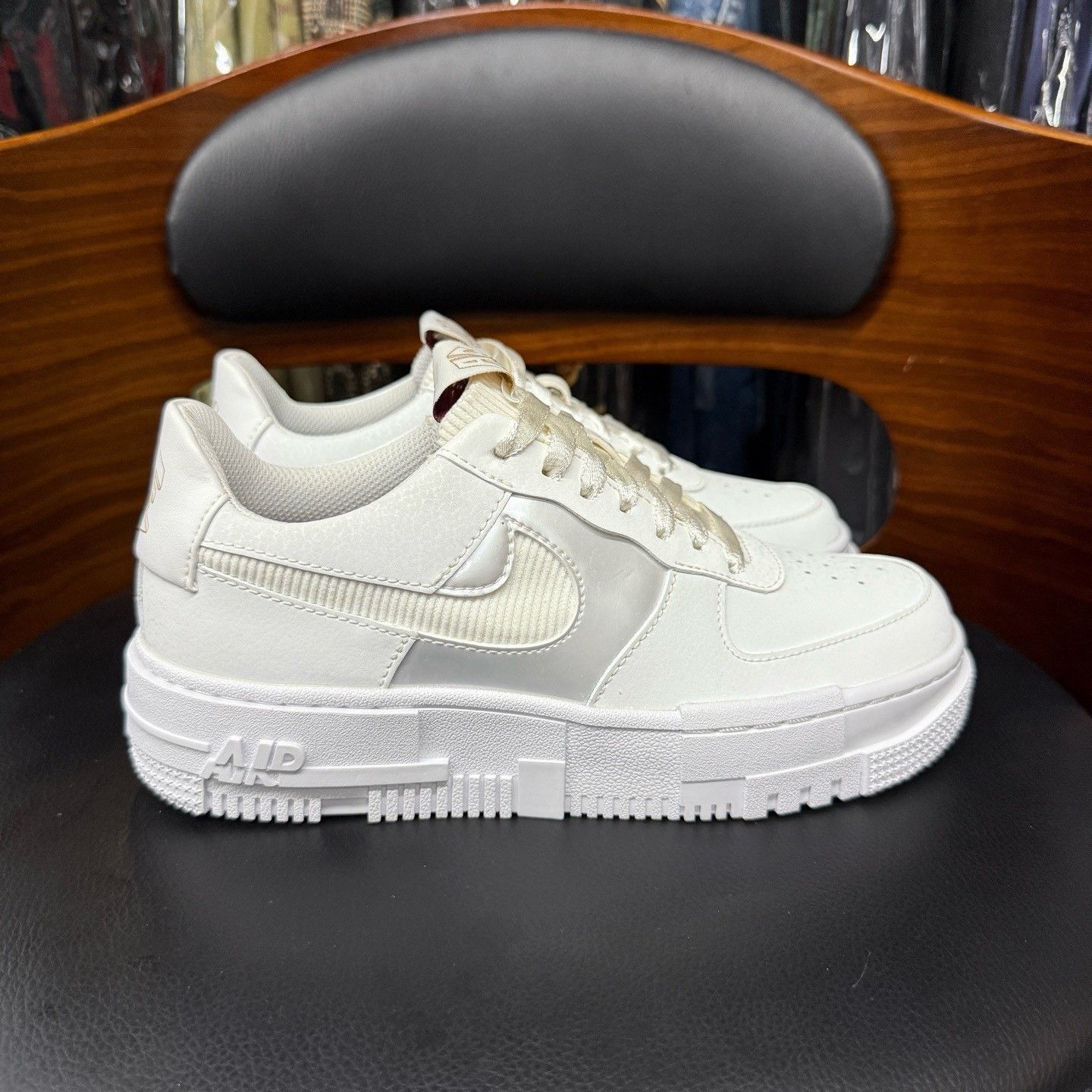 Nike Nike AF1 White Lowtop Sneakers 36 Men Size US 5 / EU 37 - 4 Thumbnail