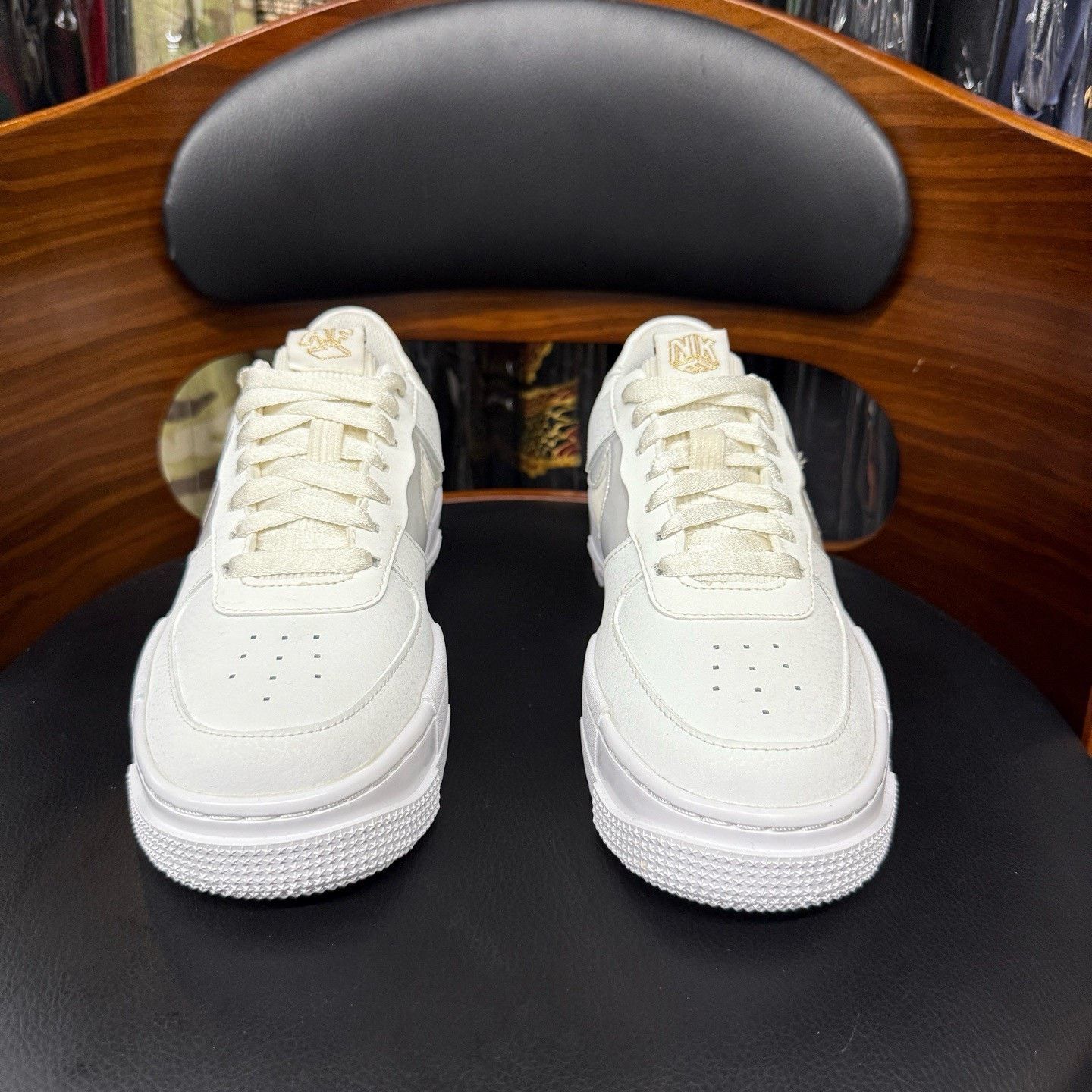 Nike Nike AF1 White Lowtop Sneakers 36 Men Size US 5 / EU 37 - 2 Thumbnail