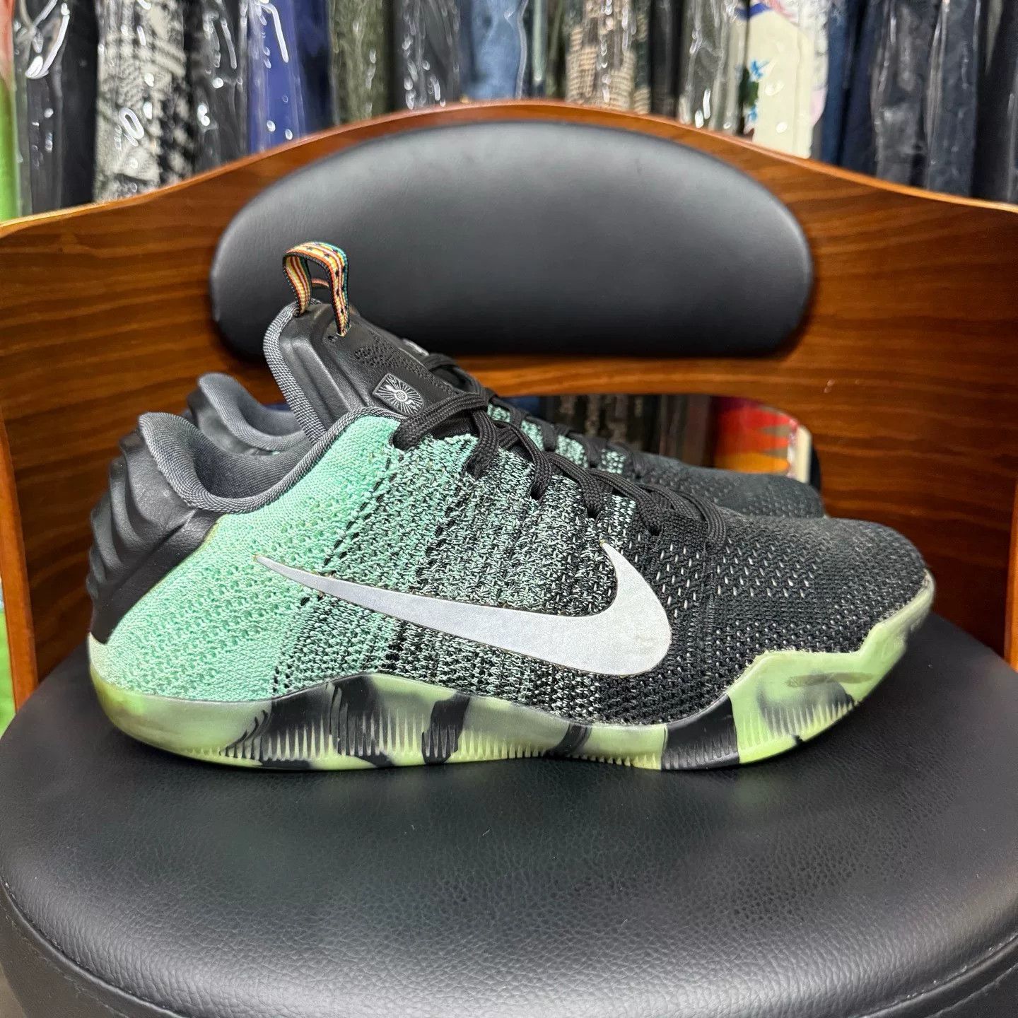 Nike Nike KOBE11 Lowtop Sneakers 42.5 Men Size US 9.5 / EU 42-43 - 4 Thumbnail