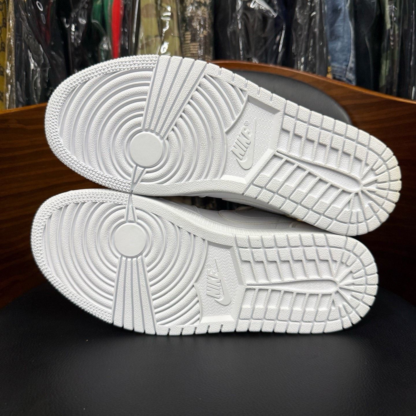 Nike Nike AJ1 White Lowtop Sneakers 40 Men Size US 7.5 / EU 40-41 - 8 Thumbnail