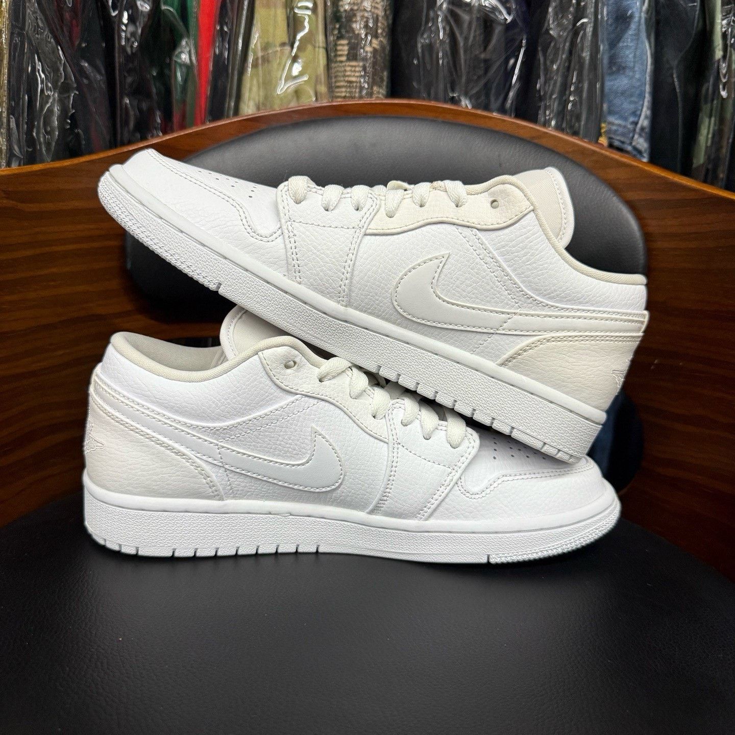Nike Nike AJ1 White Lowtop Sneakers 40 Men Size US 7.5 / EU 40-41 - 7 Thumbnail