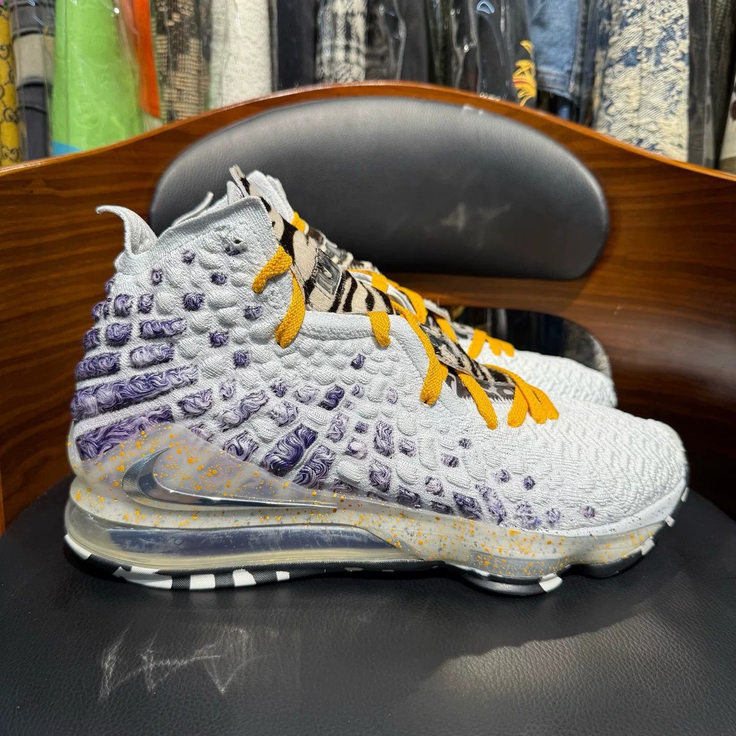 Nike Nike LEBRON17 White Lowtop Sneakers 43 Men Size US 10 / EU 43 - 4 Thumbnail