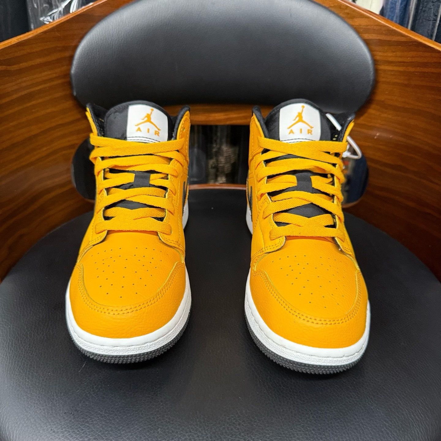 Nike Nike AJ1 Lowtop Sneakers 38 Men Size US 6 / EU 39 - 2 Thumbnail