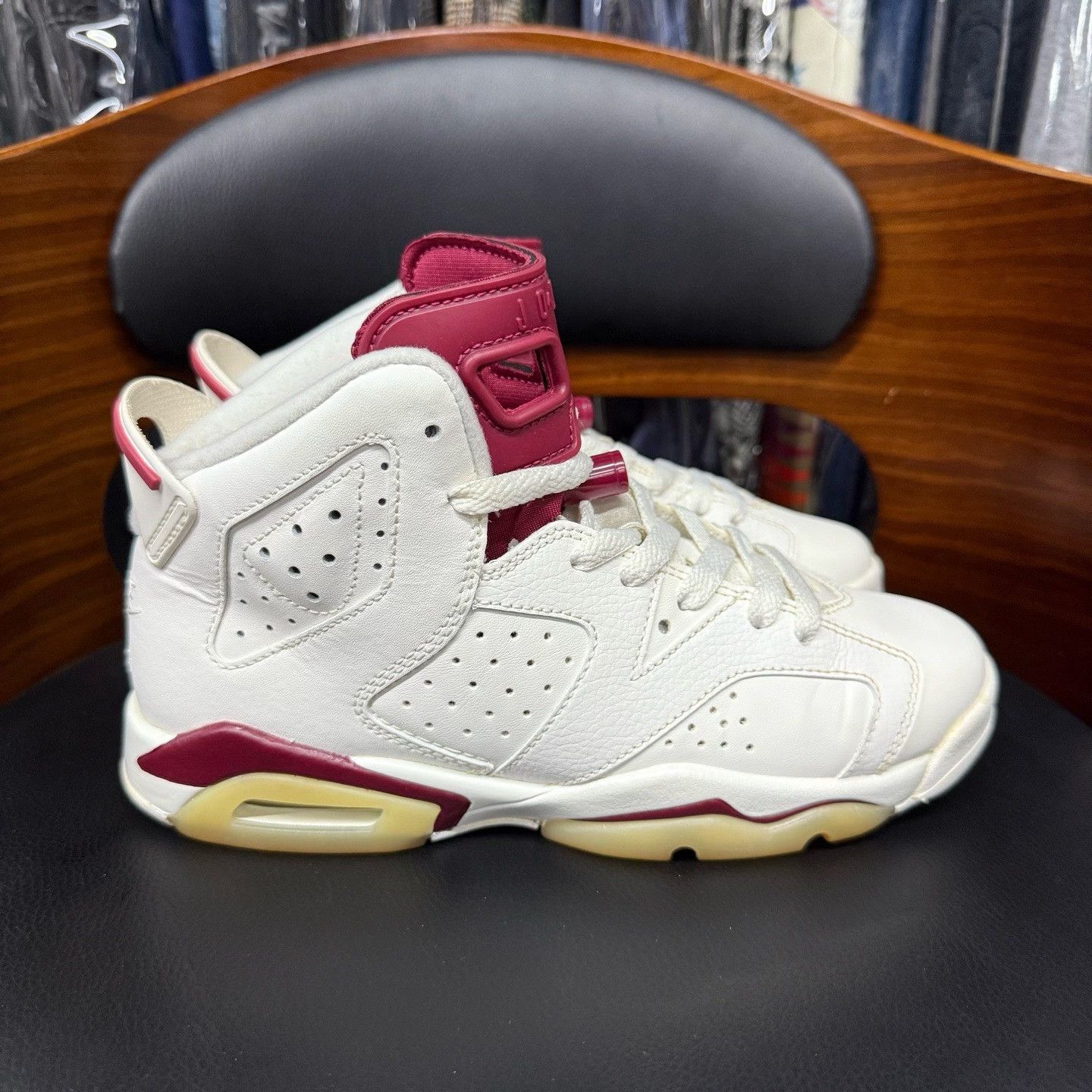 Nike Nike AJ6 Red Lowtop Sneakers 37 Men Size US 5 / EU 37 - 4 Thumbnail