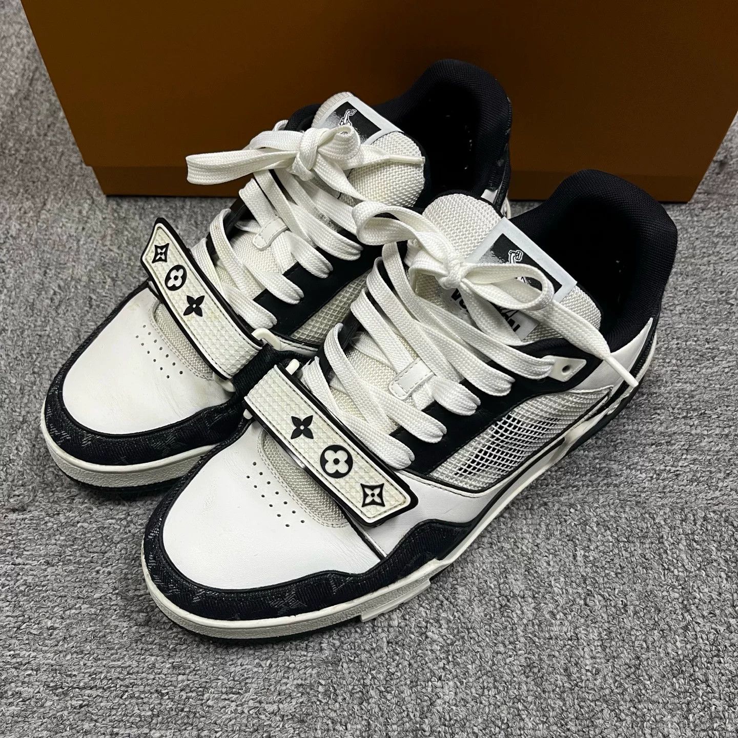 Louis Vuitton Louis Vuitton Leather Black Lowtop Sneakers 7 Women Size US 7 / IT 37 - 2 Thumbnail