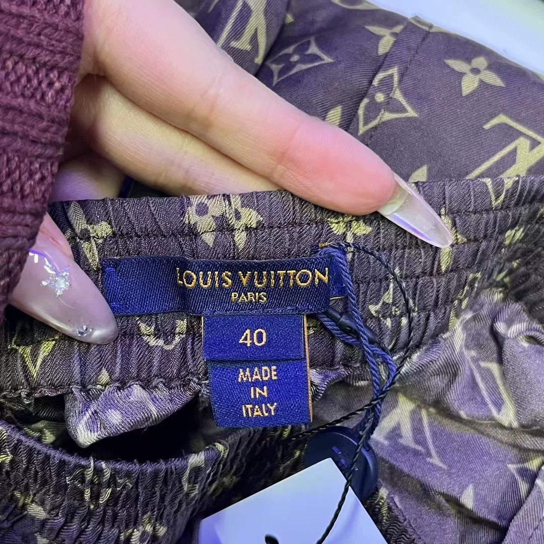 Louis Vuitton Louis Vuitton Silk Brown T-Shirt 40 Women Size M / US 6-8 / IT 42-44 - 2 Thumbnail
