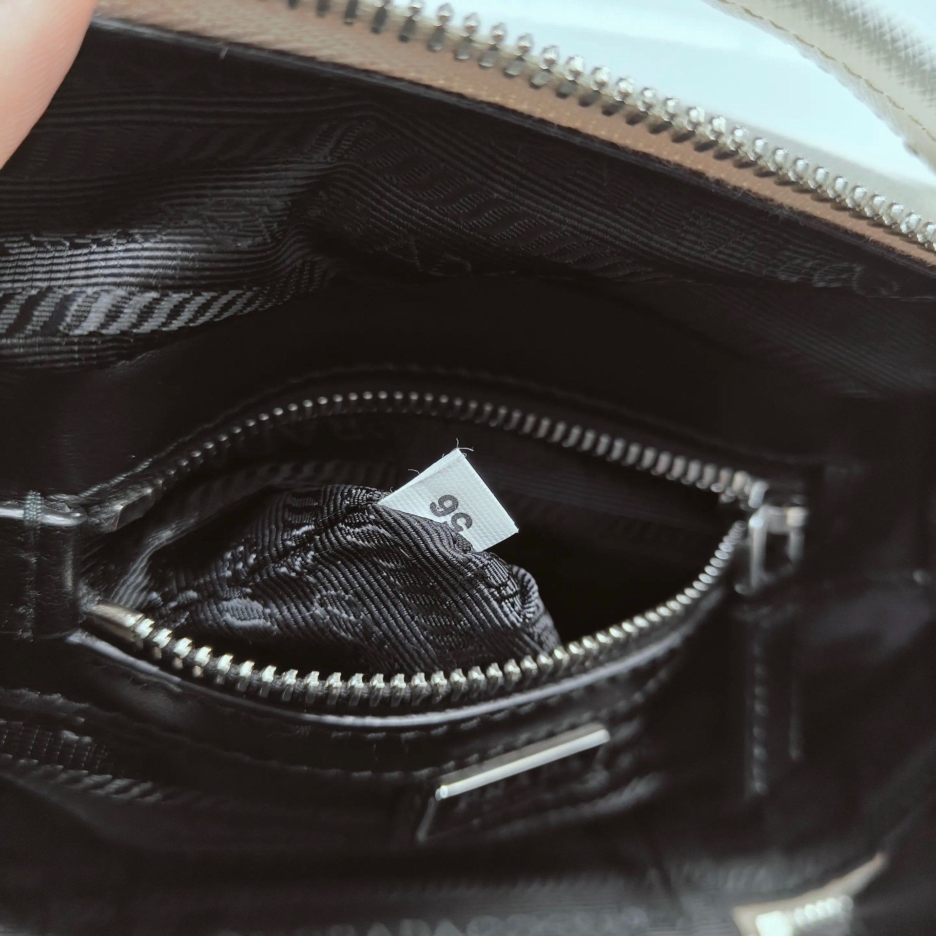 Prada Pre-loved Bag Very good condition Size ONE SIZE - 8 Thumbnail
