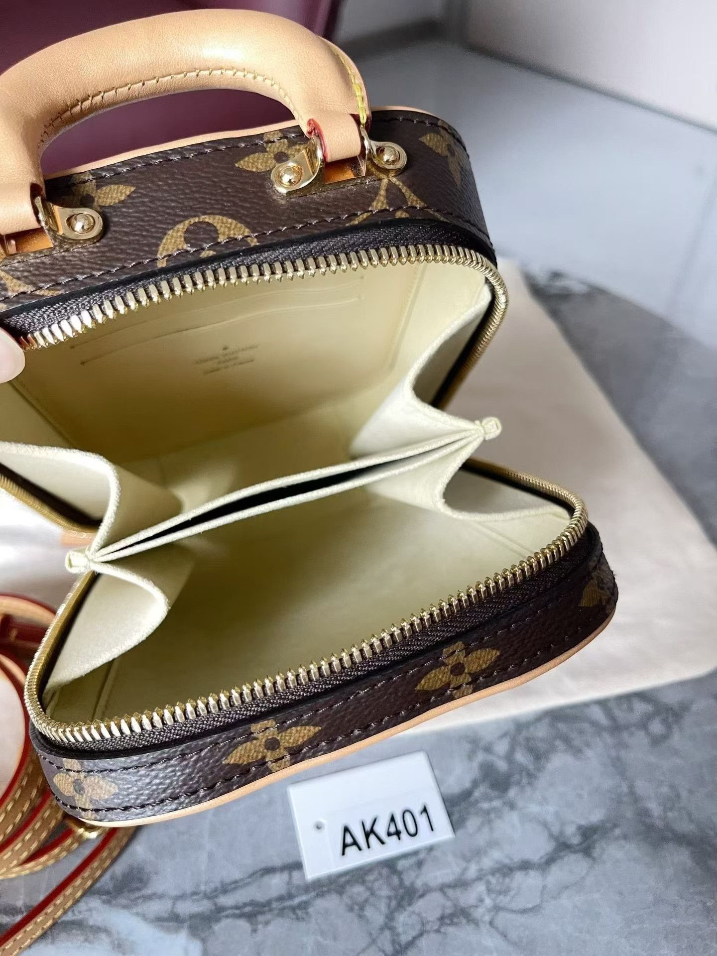 Louis Vuitton Pre-loved Bag Very good condition Size ONE SIZE - 9 Thumbnail