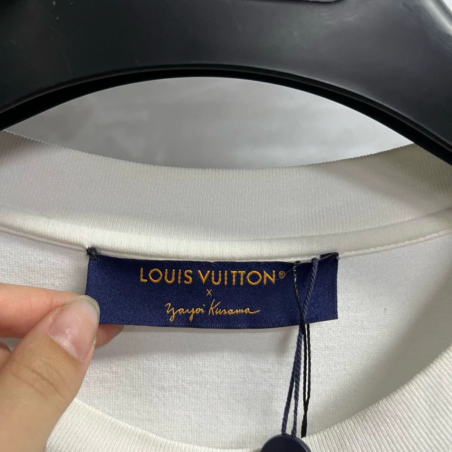 Louis Vuitton Louis Vuitton Embroidered Graphic White T-Shirt XXL Women Size XXL / US 16-18 / IT 52-54 - 2 Thumbnail