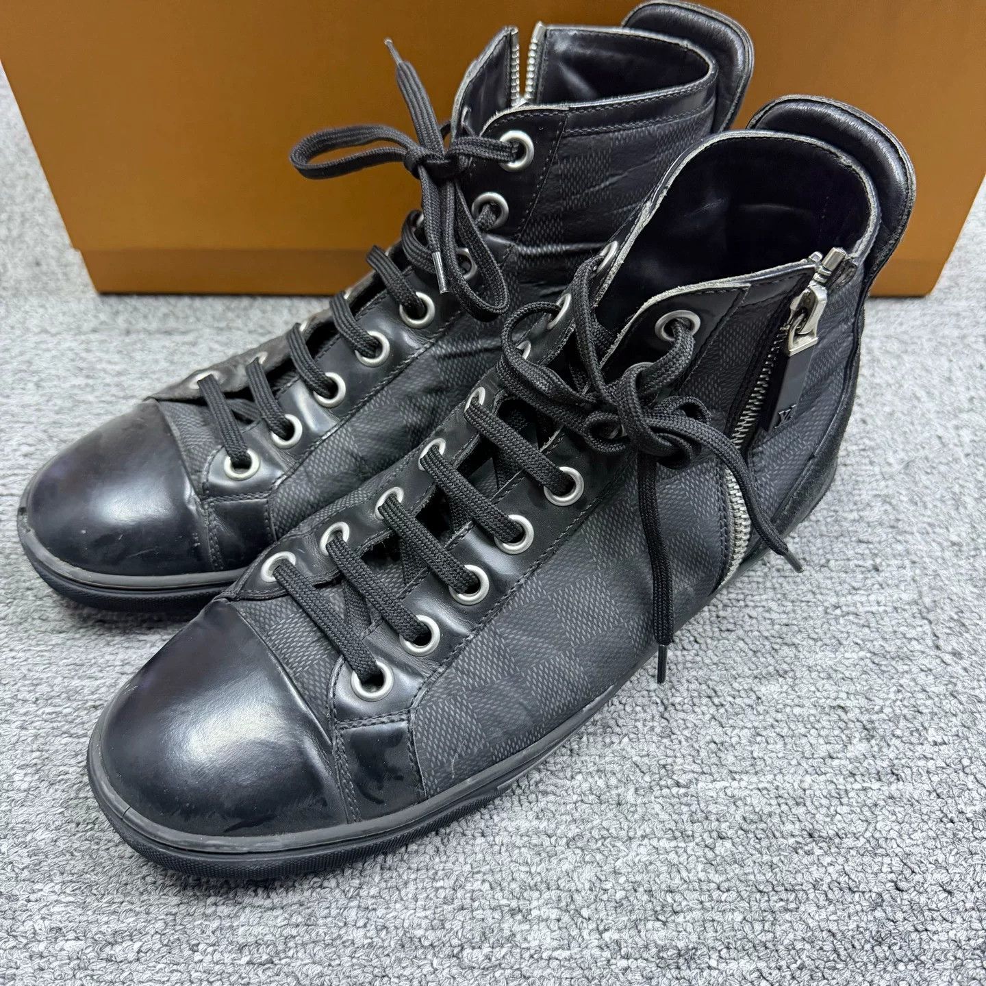 Louis Vuitton Louis Vuitton Leather Black Lowtop Sneakers 5.5 Women Size US 5.5 / IT 35.5 - 2 Thumbnail