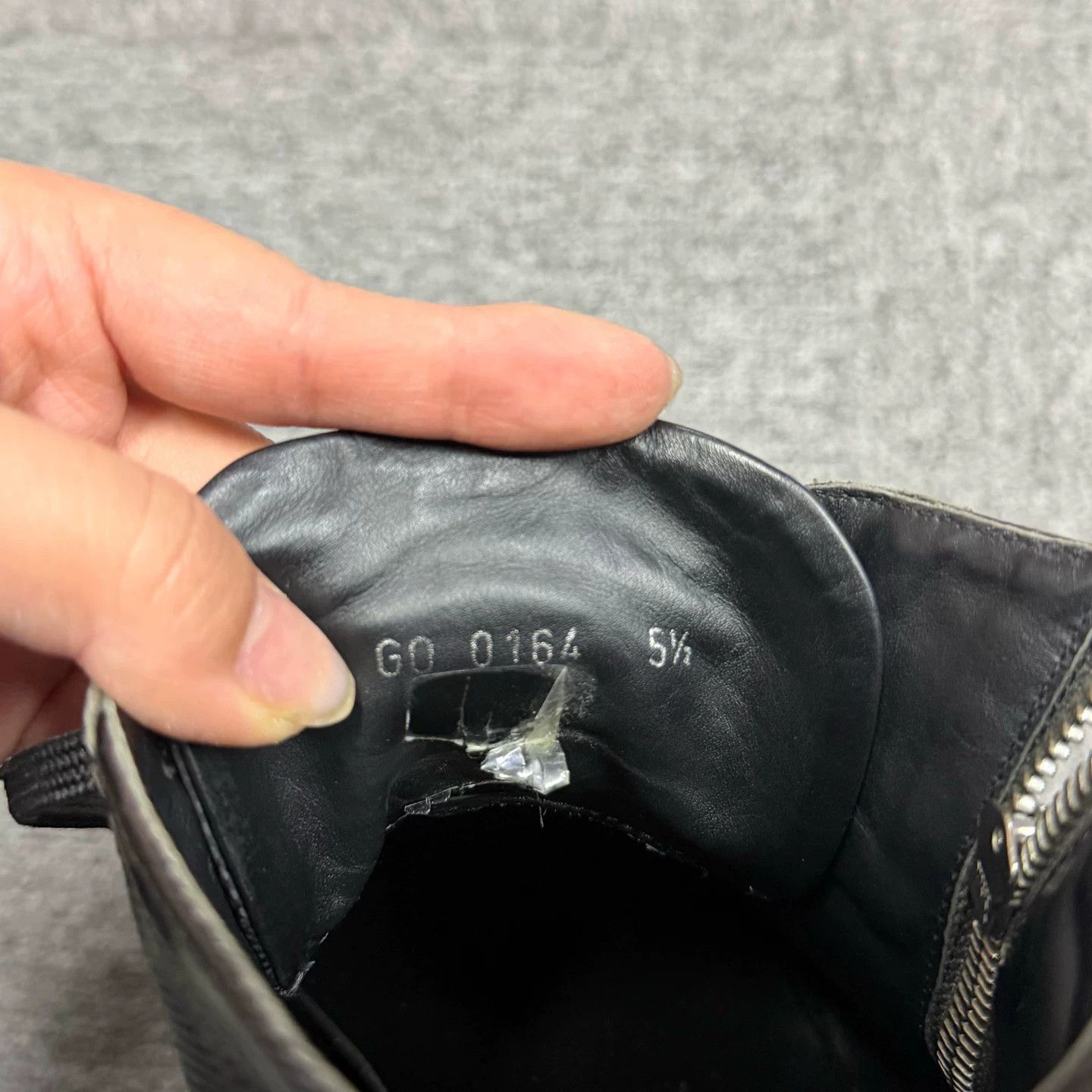 Louis Vuitton Louis Vuitton Leather Black Lowtop Sneakers 5.5 Women Size US 5.5 / IT 35.5 - 6 Thumbnail